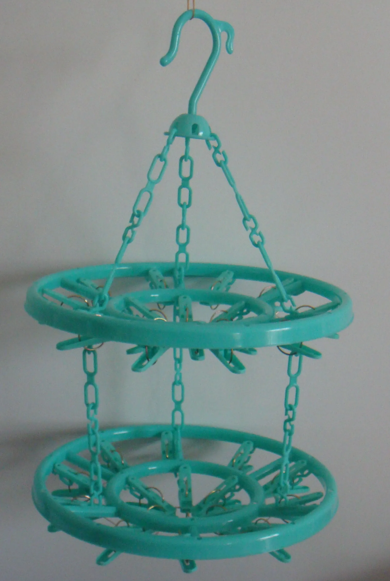 plastic hanger with 16pegs