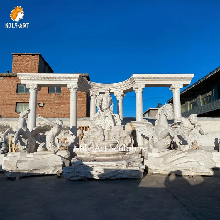 Открытый большой фонтан di Trevi мраморный