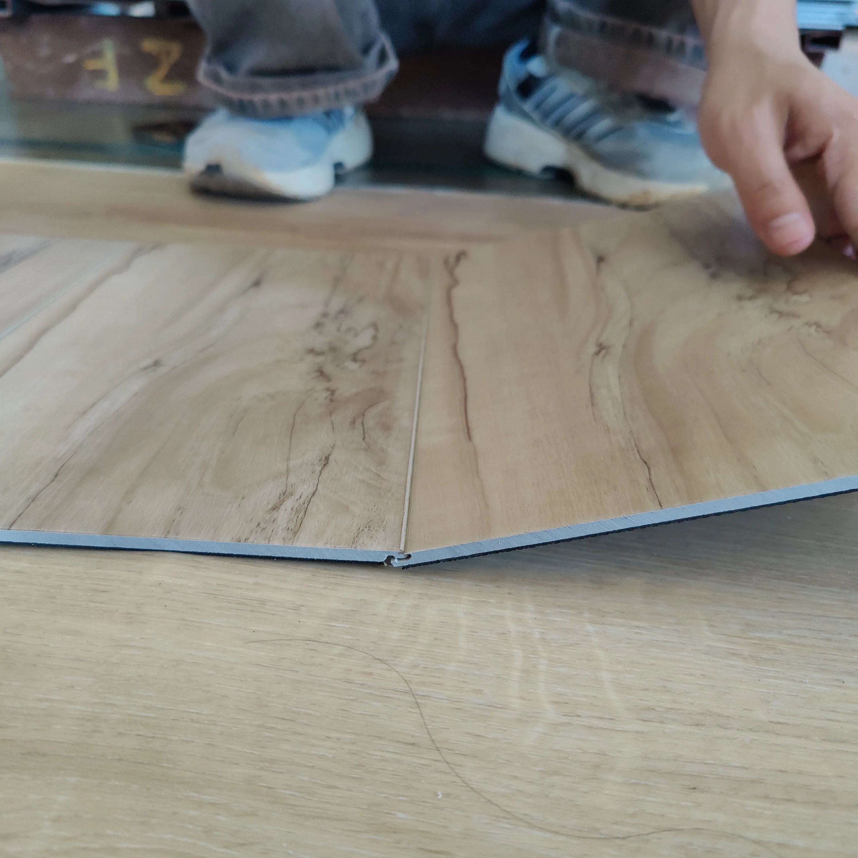 Заводская низкая цена водонепроницаемое УФ-покрытие для помещений с блокировкой деревянная виниловая доска пола паркет