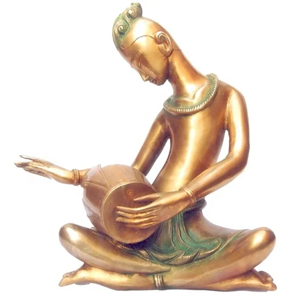 Латунный античный этнический музыкант