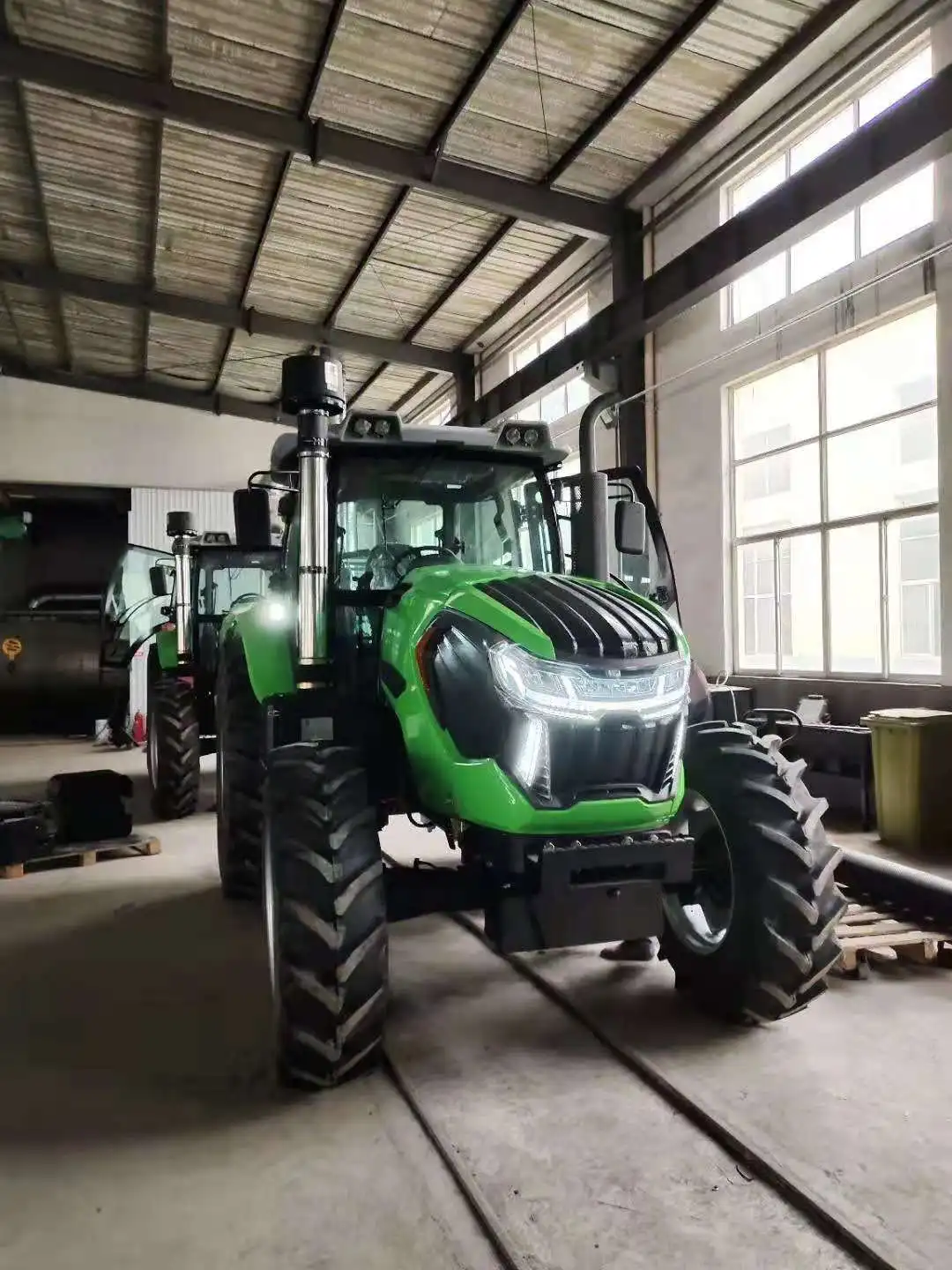 Китайский знаменитый бренд 240hp 4WD большой фермерский трактор низкая цена двойная