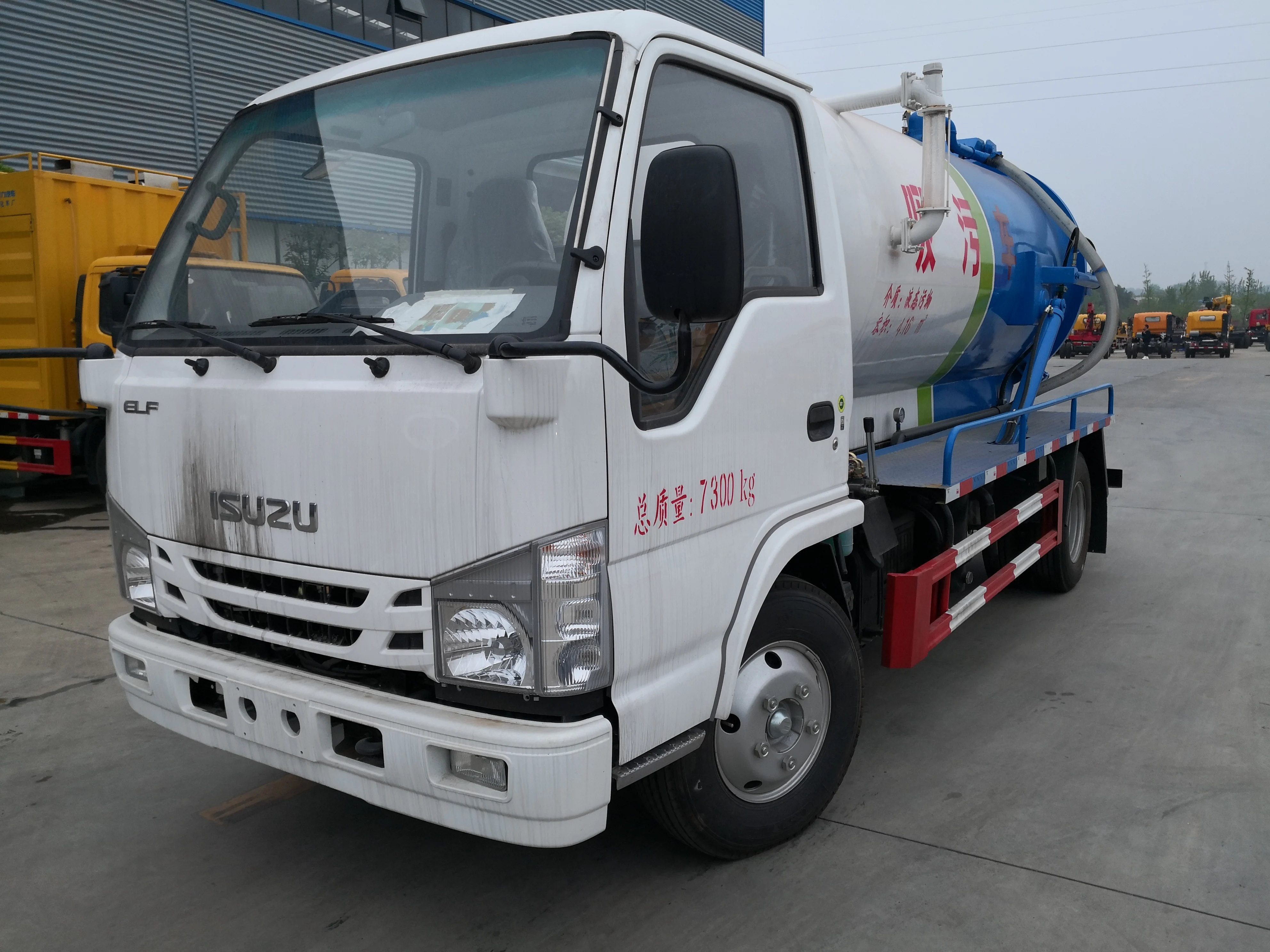 Низкая цена ПВХ смола Dongfeng Левая 5 квадратных илососная машина небольшой с