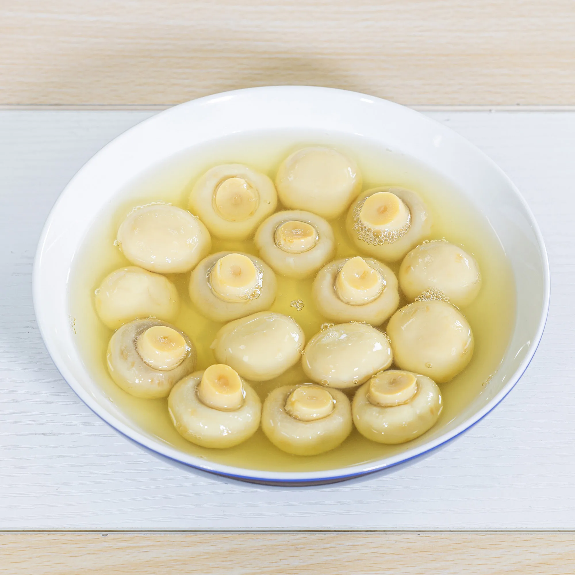 Целые и PNS можно выбрать консервированные белые шампиньоны в рассоле