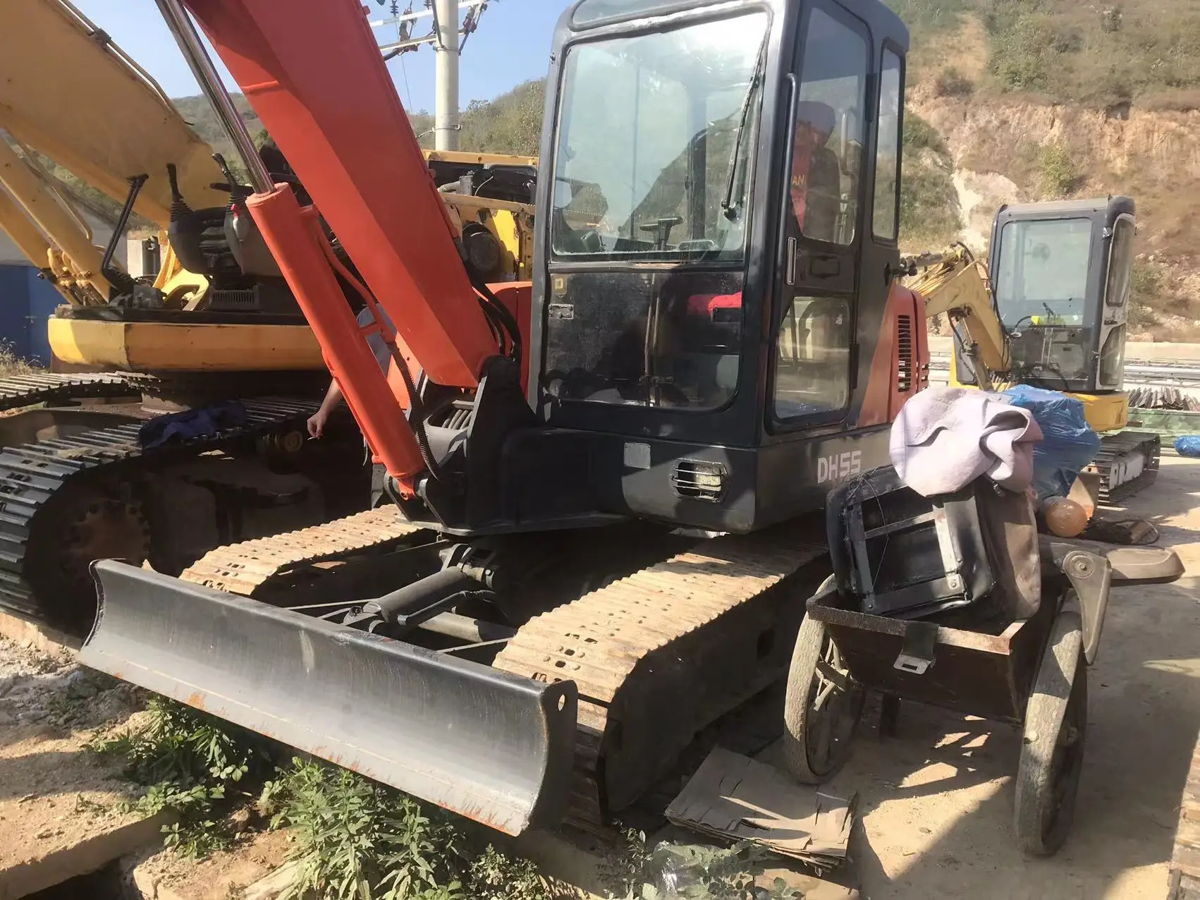 Doosan55 Crawler excavator factory price efficient Doosan 55 60 75 300 380 second-hand excavator for sale original
