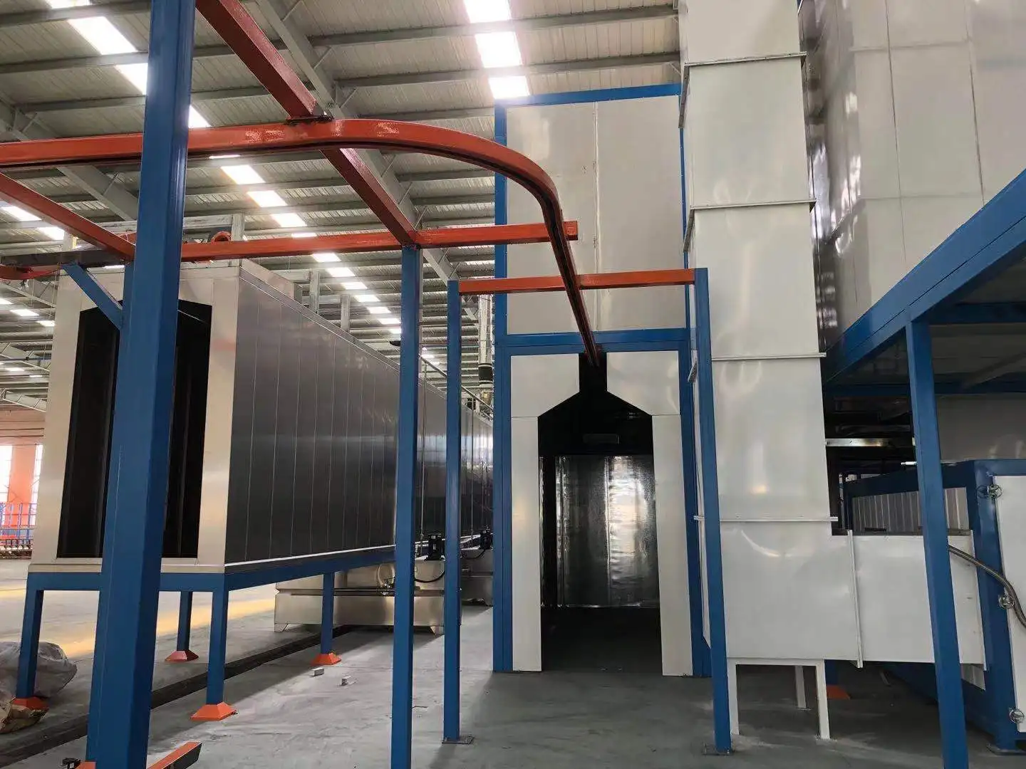 Automatic powder coating line with spray washing stage