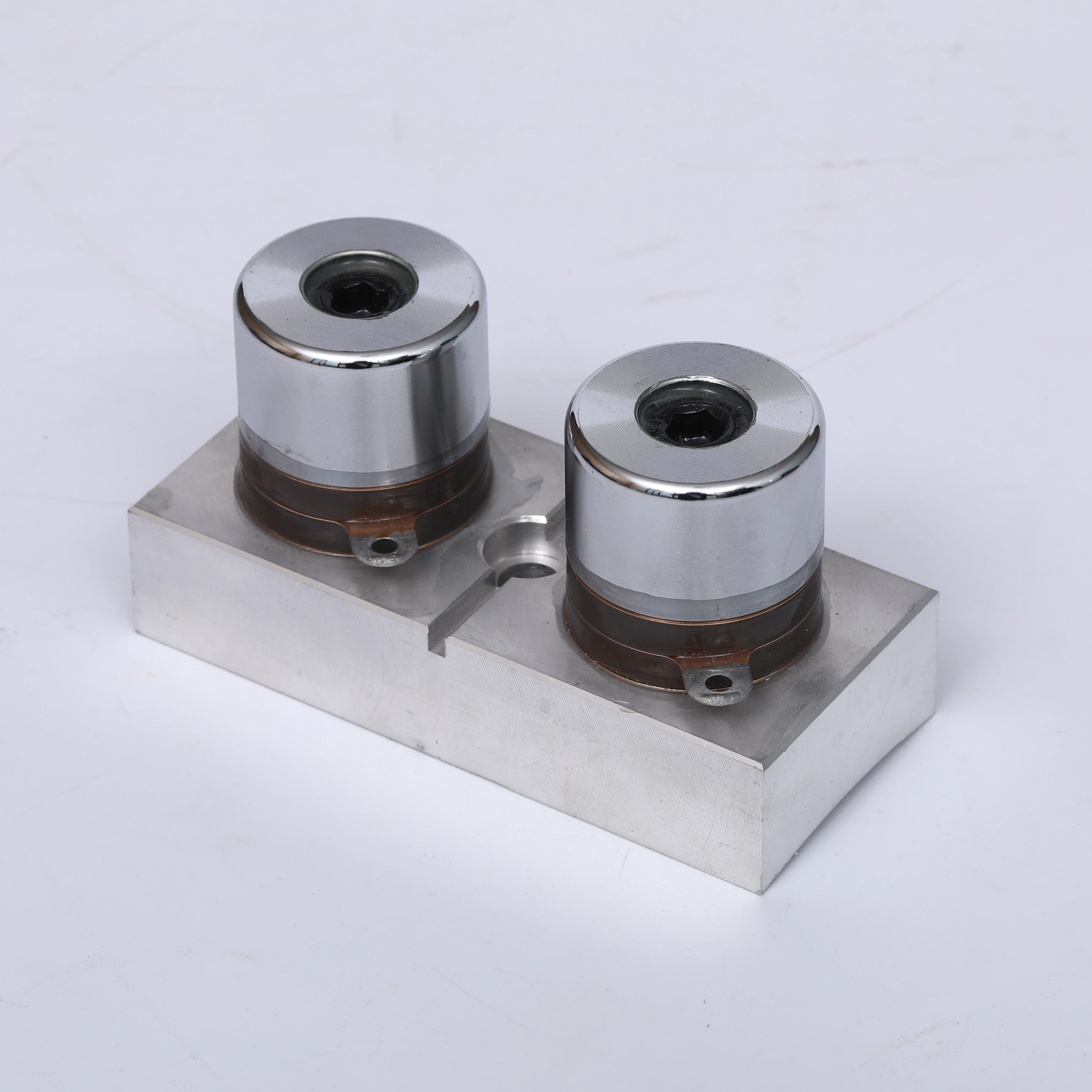 High power low resistance voltage ceramic ultrasonic transducer for pipe descaling