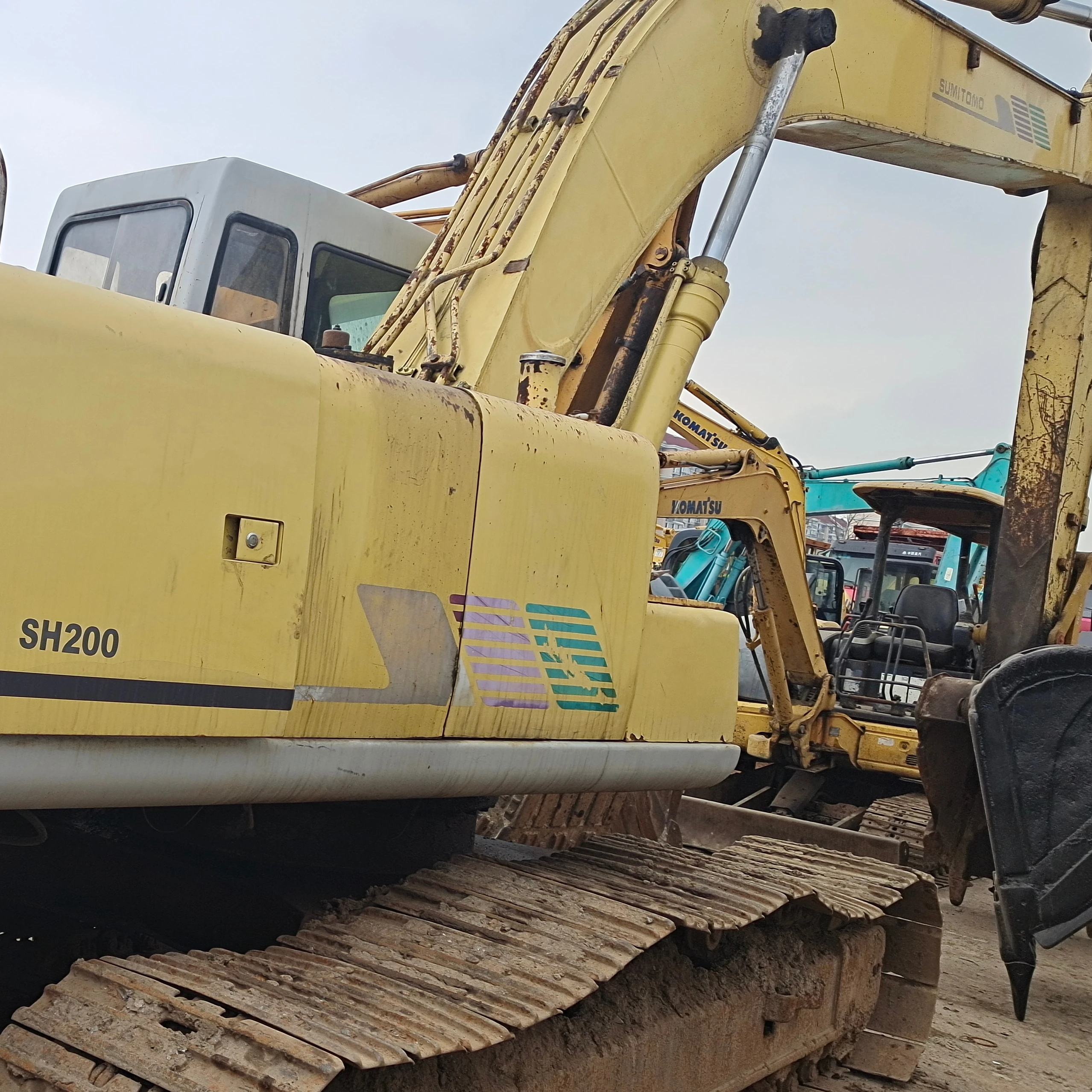 Бывший в употреблении японский экскаватор sumitomo SH200A по низкой цене/оригинальный