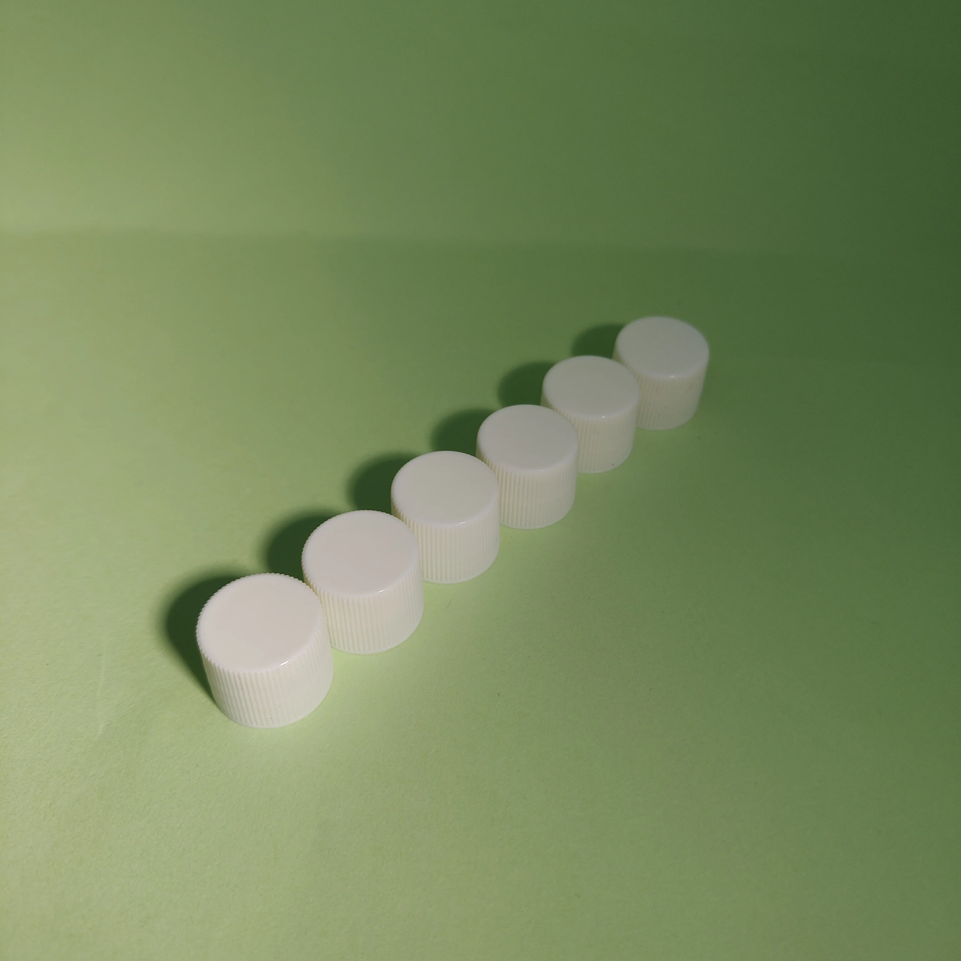 16MM Plastic PP Screw Cap Lid for Bottles & Closures