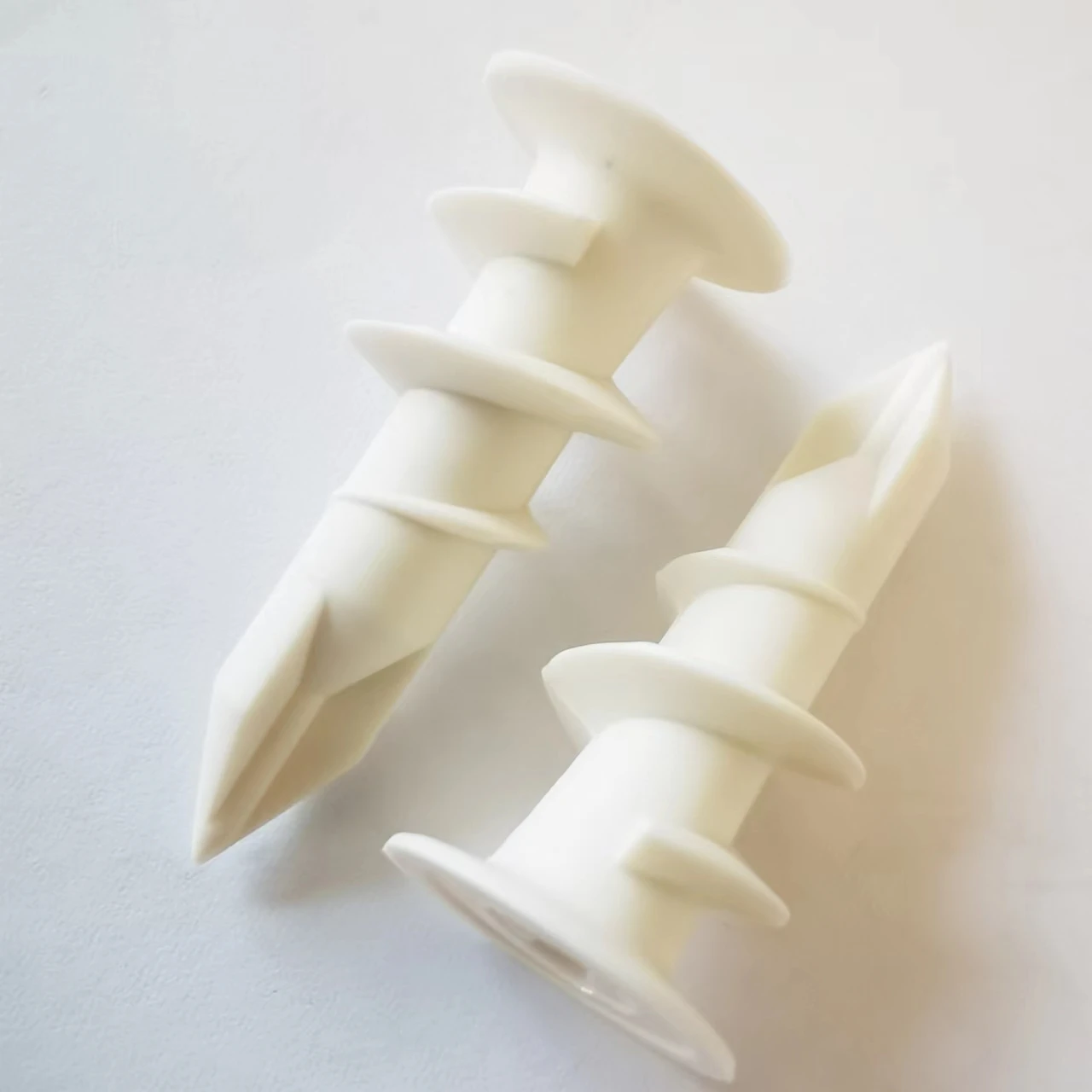 Конкурентоспособная цена 14X32 пластиковый простой якорь самосверляющийся нейлоновый гипсокартон