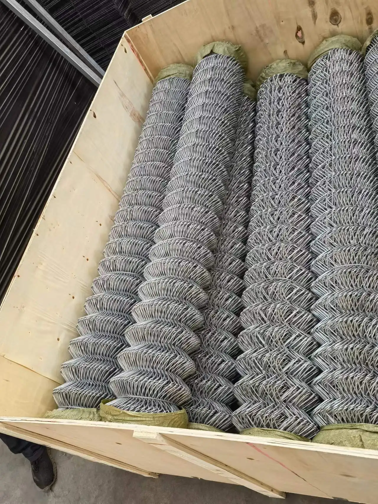 1.8m High Black Pool fence outdoor Game Garden Fence Galvanized Steel Mesh solar farms fencing how much