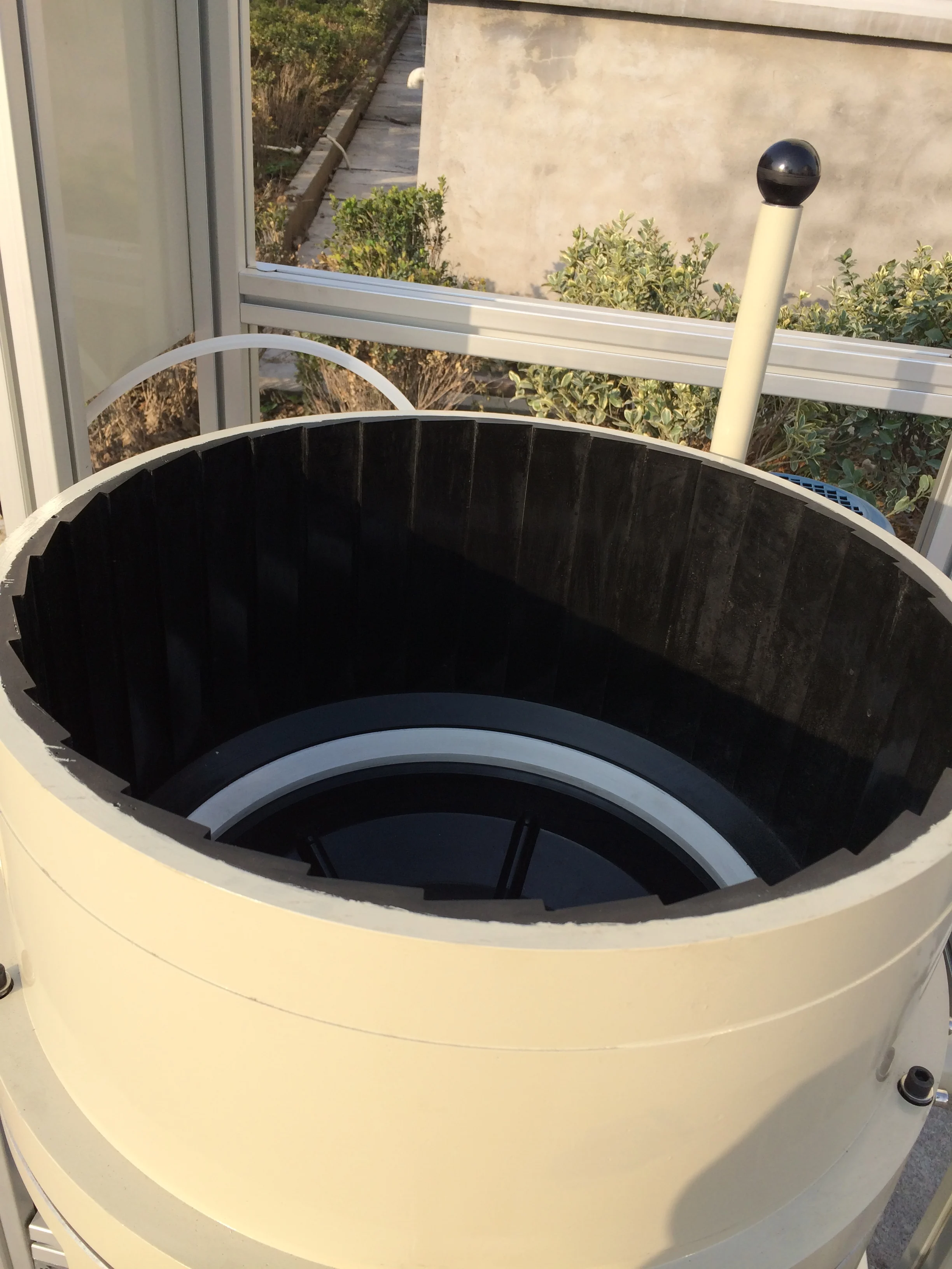 High precision centrifugal energy saving vibrating rock tumbler metal surface vibrating polishing machine