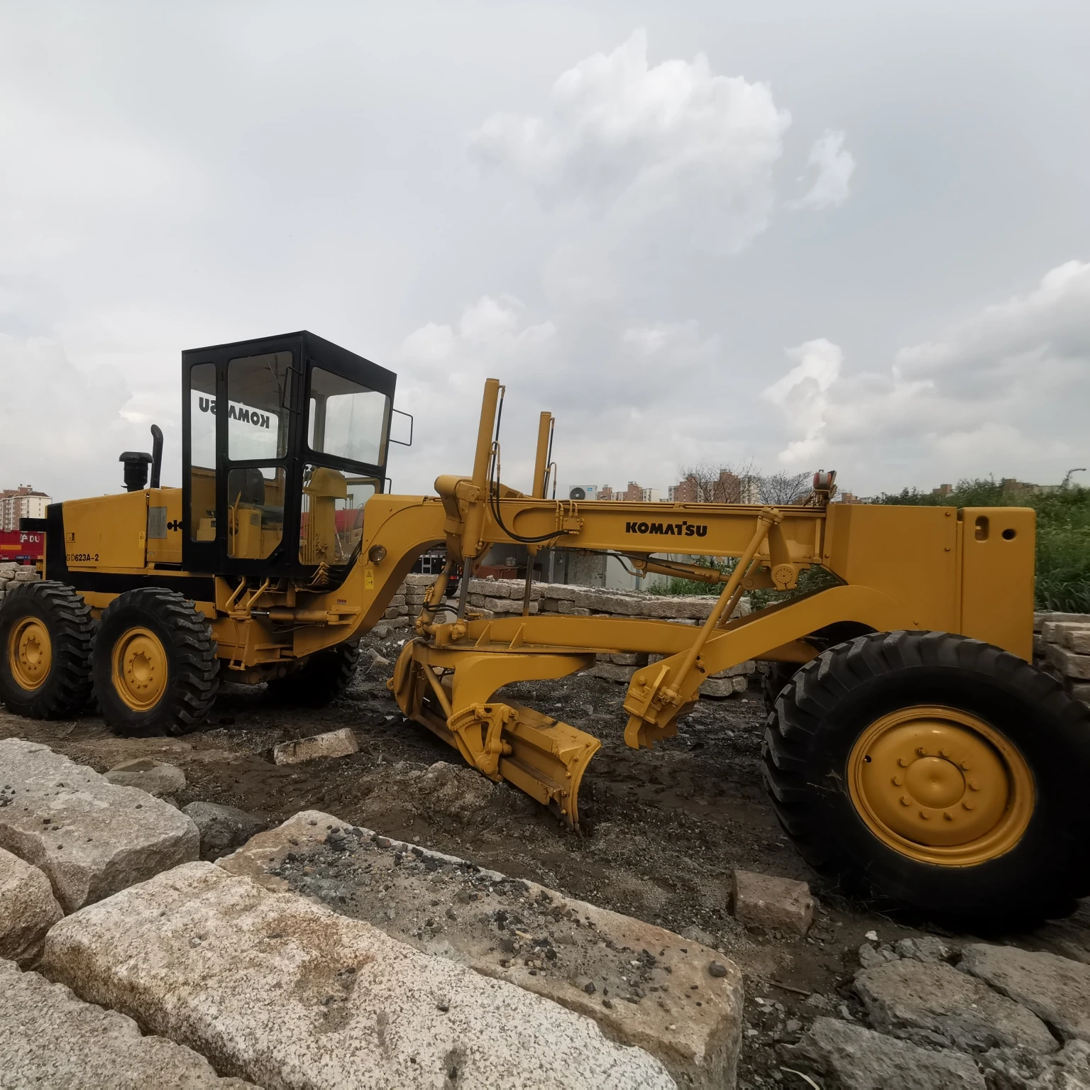  Подержанный строительный аппарат Komatsu GD623A