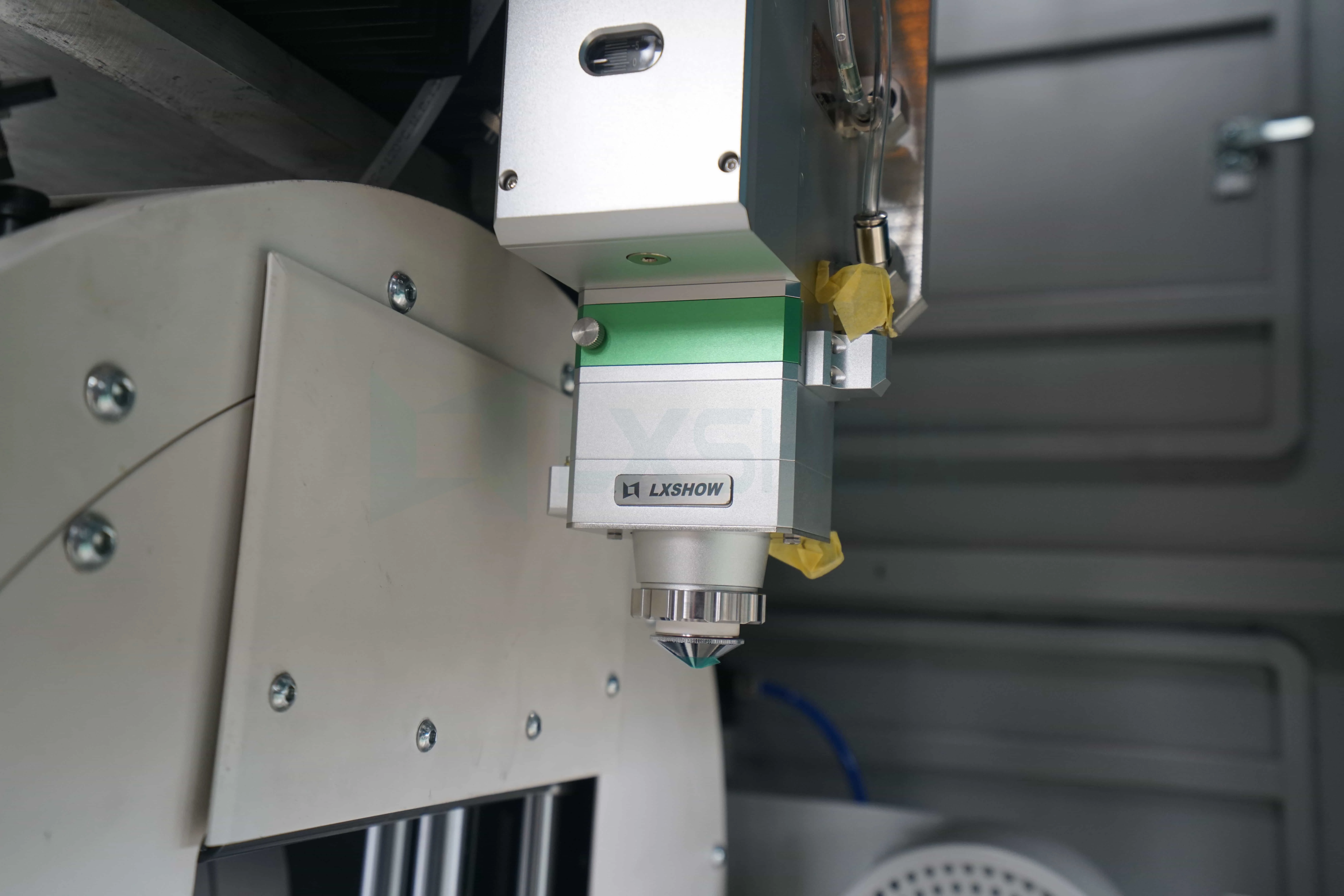 Vertical Two Chucks Pipe Laser Cutter 3kw Automatic Feeding Round Pipe Cutting Square Tube