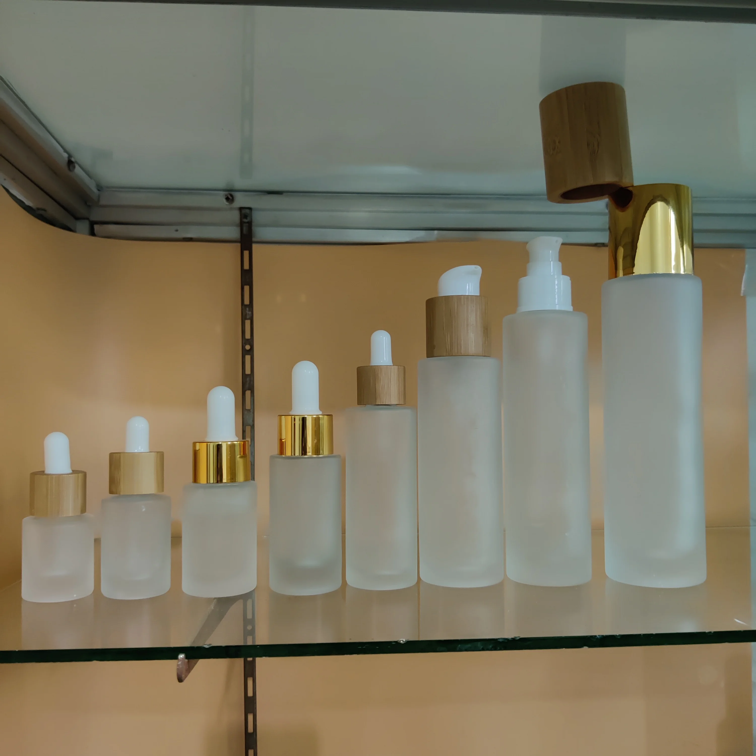 High quality 1 oz 1/2 oz 1 fl oz 2 oz 4 oz bamboo pump/dropper empty  frosted round  glass bottles for cosmetics