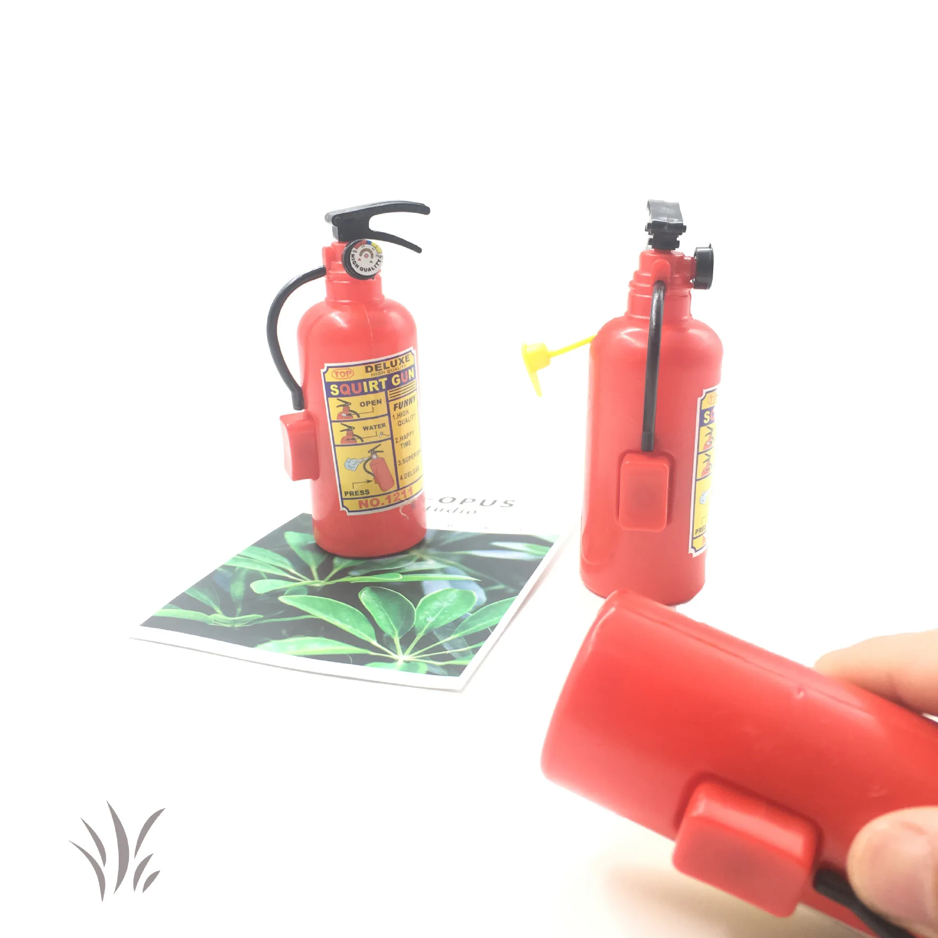 ZF311 детские игрушки оптом Забавный дизайн хобби огнетушитель формы водяной пистолет летние для детей