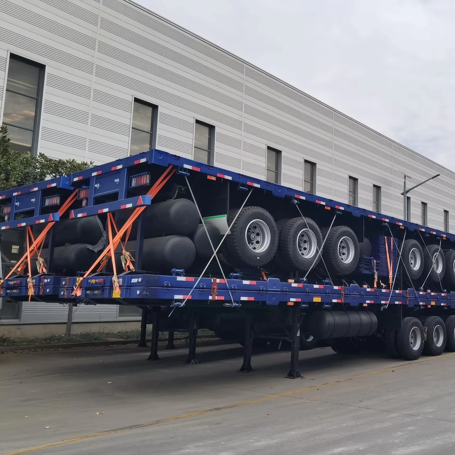 Hot Sale 3 axle 40ft Container Flatbed Semi Trailer Truck For Sale