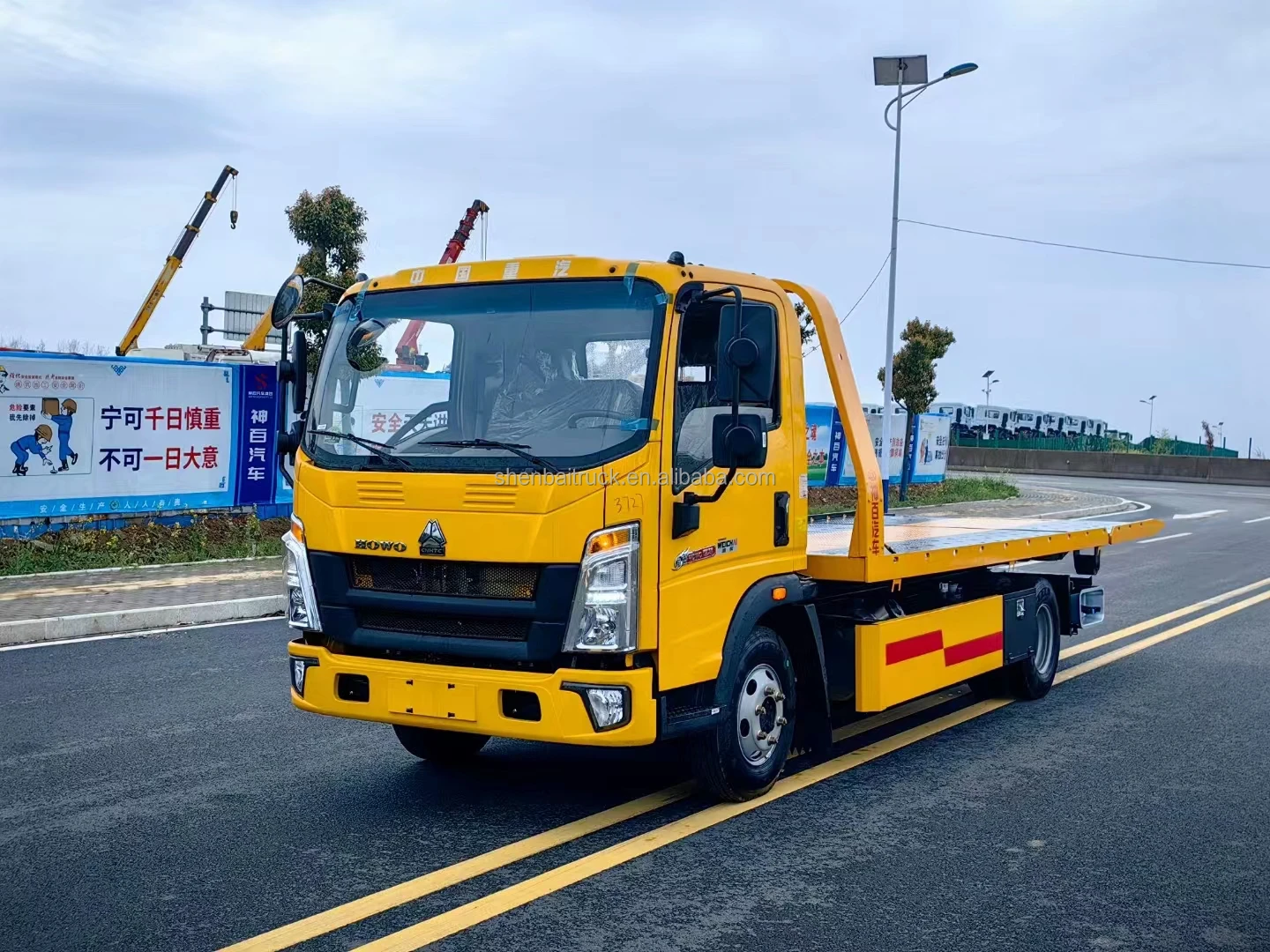 Hot Selling Light Duty Howo 4X2 6 Ton LHD/RHD Flatbed Wrecker Towing Truck Rollback Road Wreckers Tow Platform Trucks