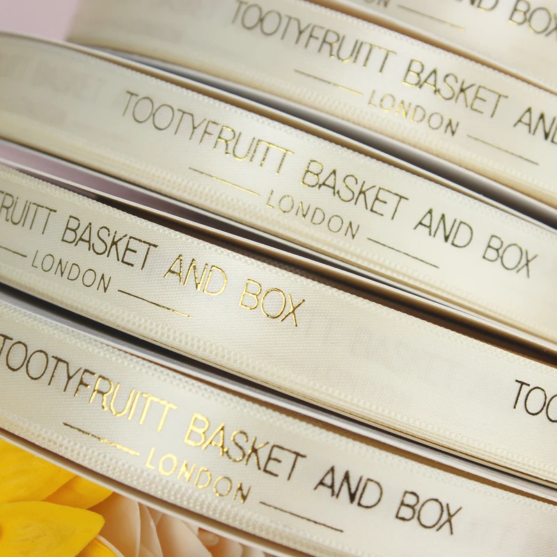 Заводская цена индивидуальный белый логотип с лентой для подарка упаковка цветов печать логотипа лента персонализации 1 дюйм