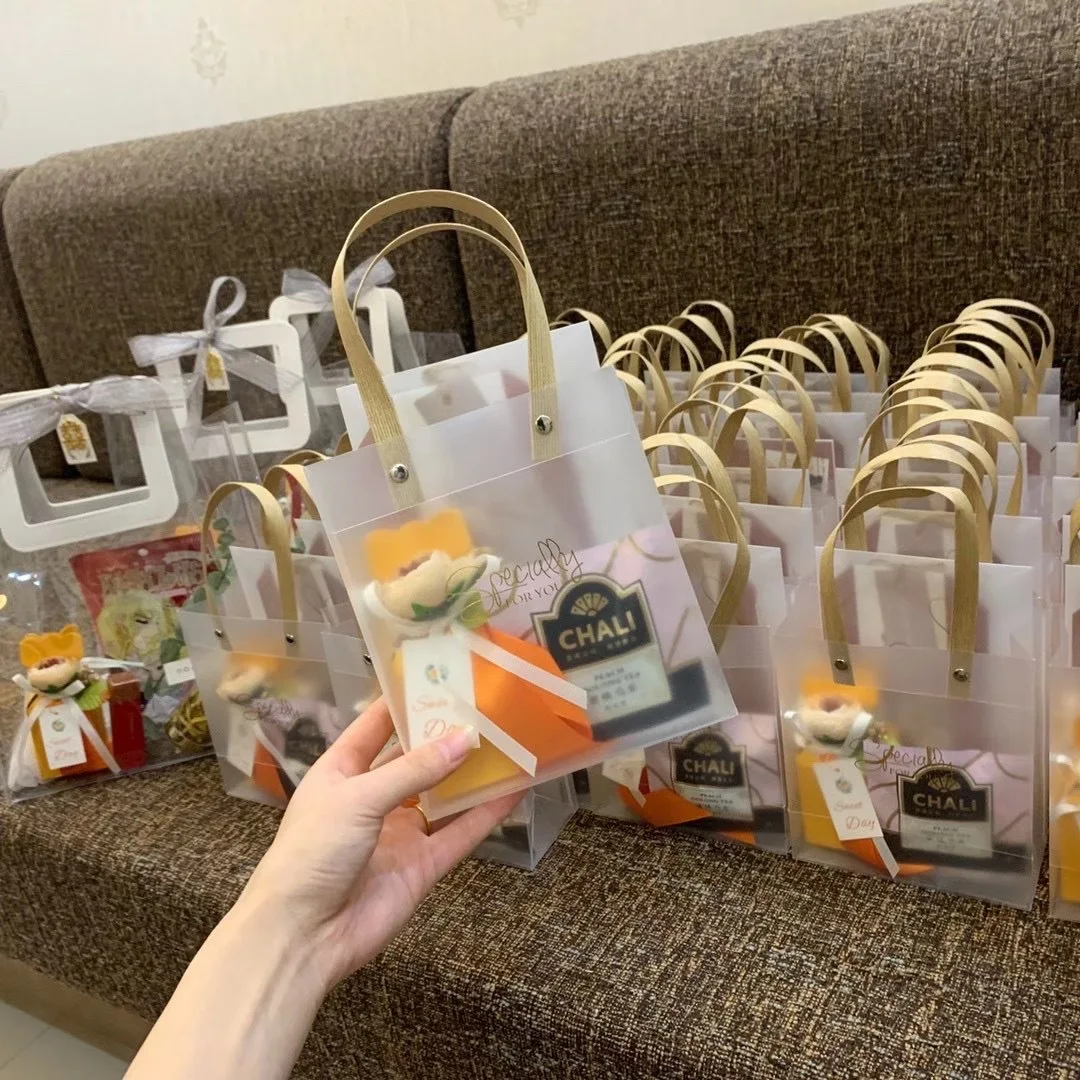 Wholesale Wedding Birthday Souvenir Plastic Clear Goodies Gift Hand Bag Favor Candy Tote Bag For Guest