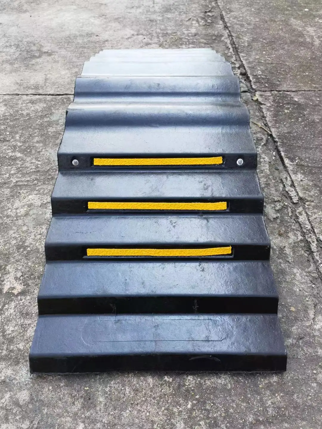 Fie Protection Pipe Two Channel Cat Eye Reflectors CE Hose and Cable Bridge Ramp 2-Channel Protector