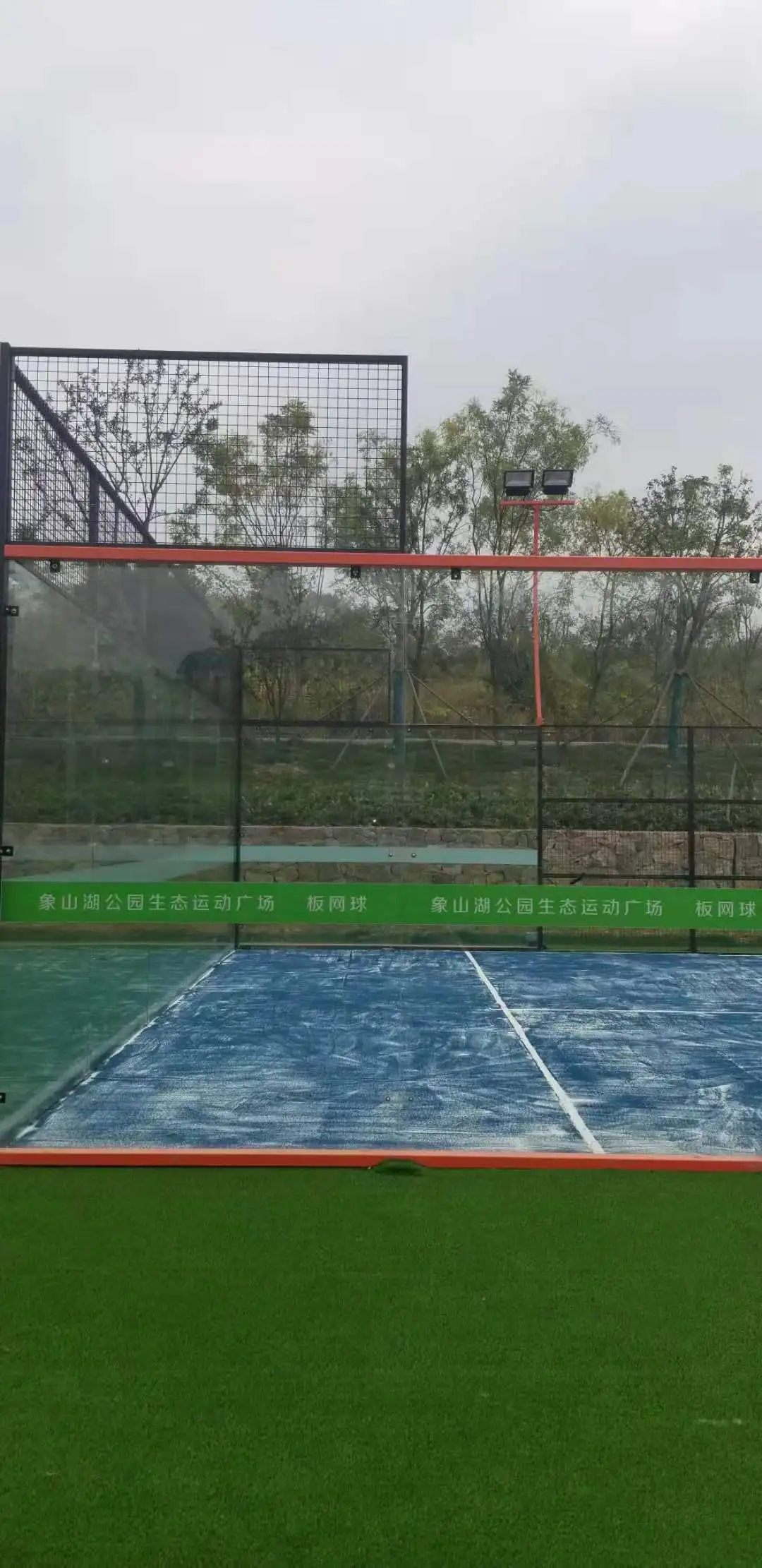 Специально разработанная и производимая уличная панорамная площадка с закаленным стеклом и искусственной травой