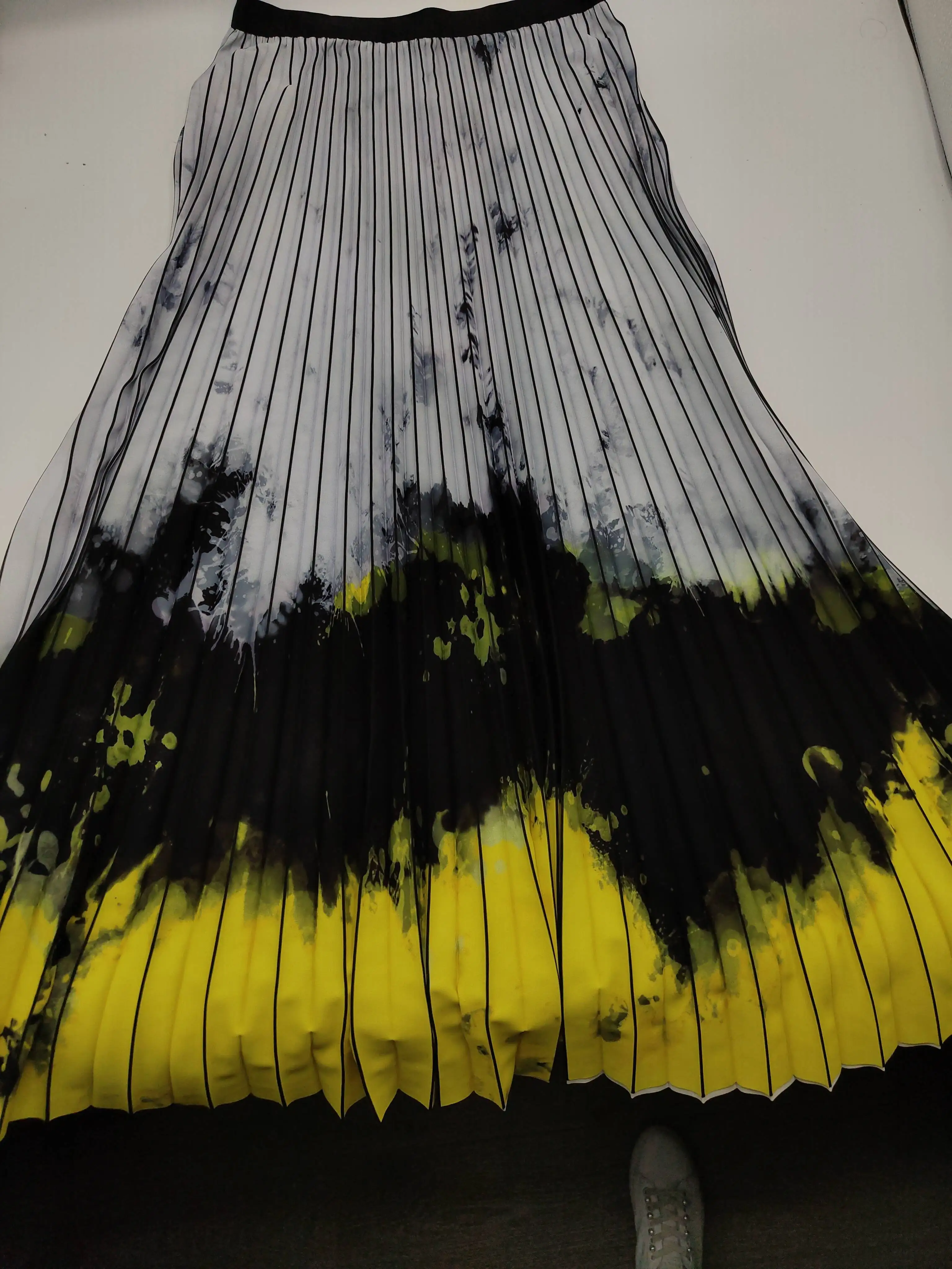 Soft Drooping 100 Polyester Printed Pure Plain Pleated Chiffon Crepe Fabric For Lady Skirt Pants