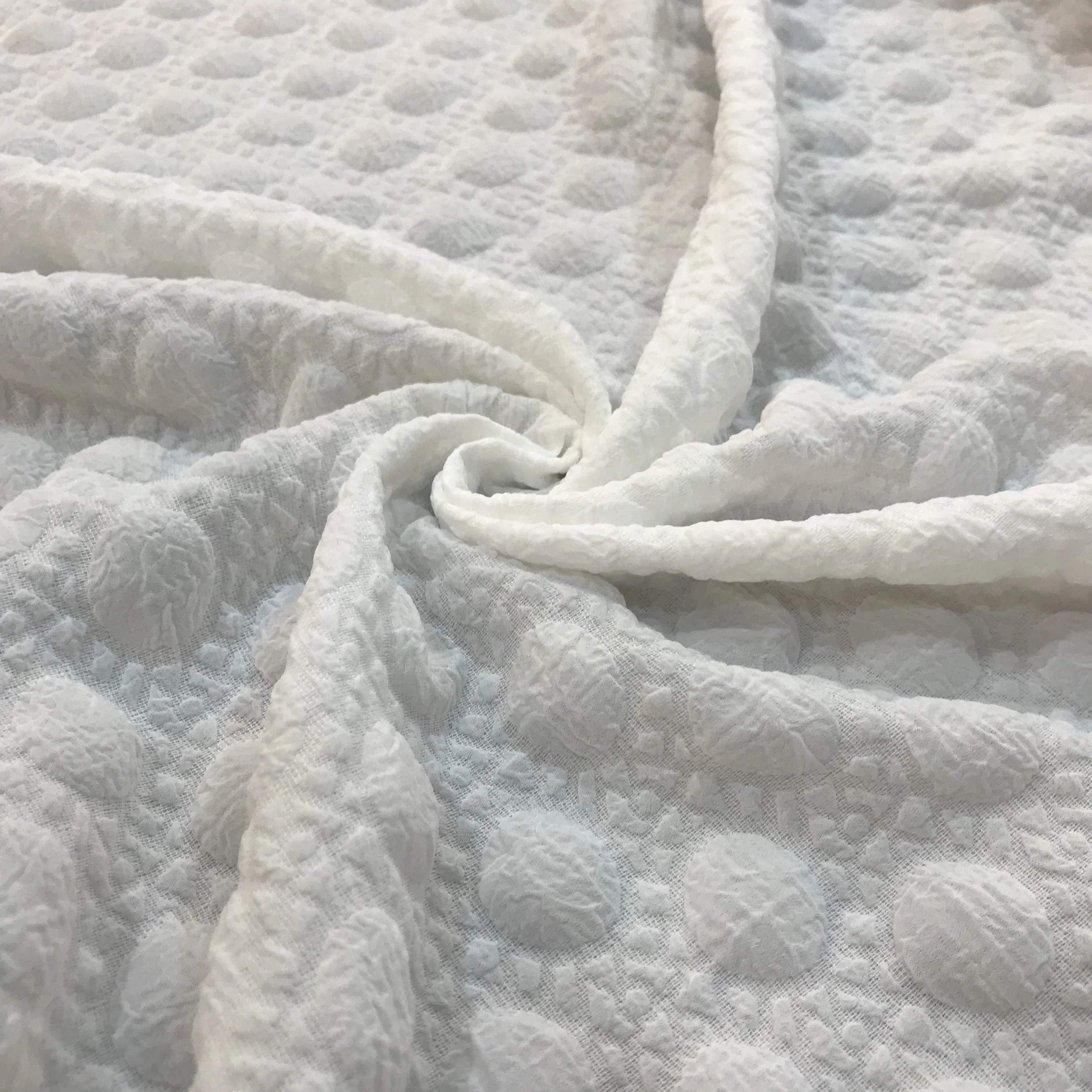 Factory Direct Wholesale 100% Polyester Custom Jacquard Fabrics 3D Bubble Plaid Pattern Embossed Jacquard Dress Fabrics