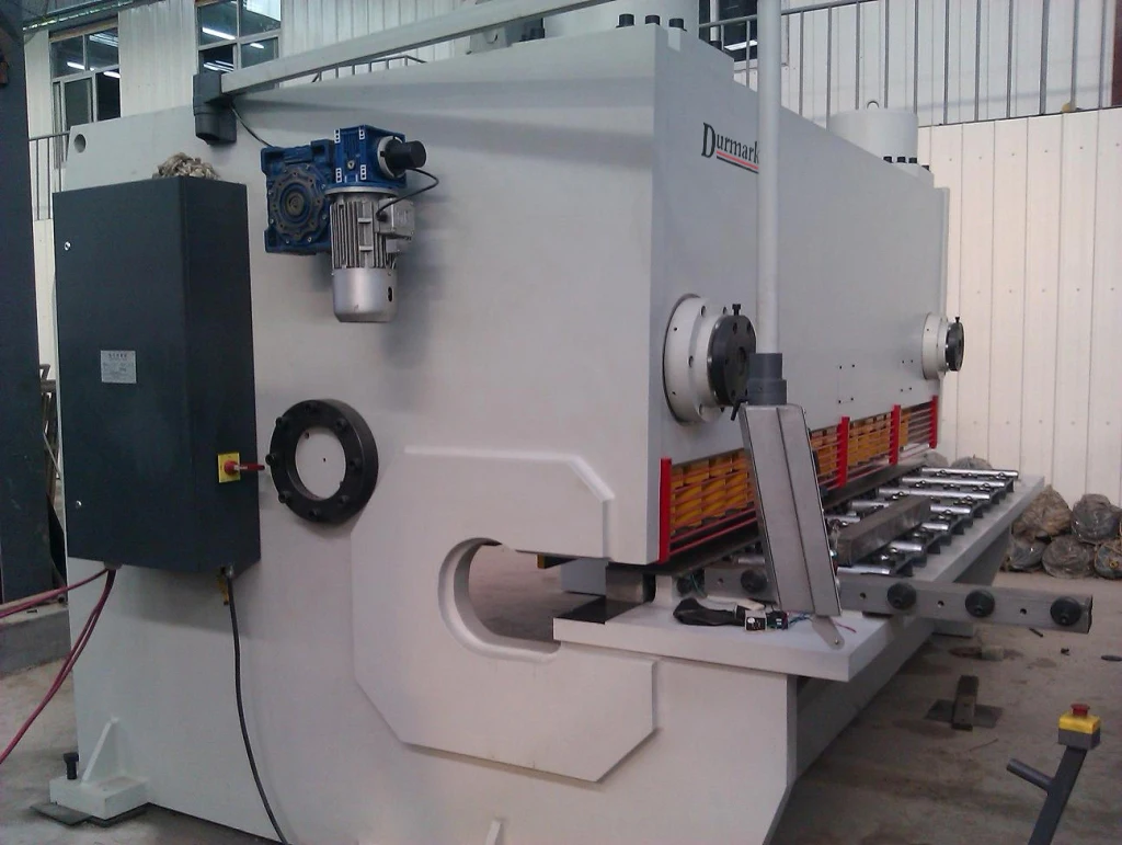 10x2500 guillotine shearing machine stainless steel metal sheet iron plate sheet cutting machine with long service time.
