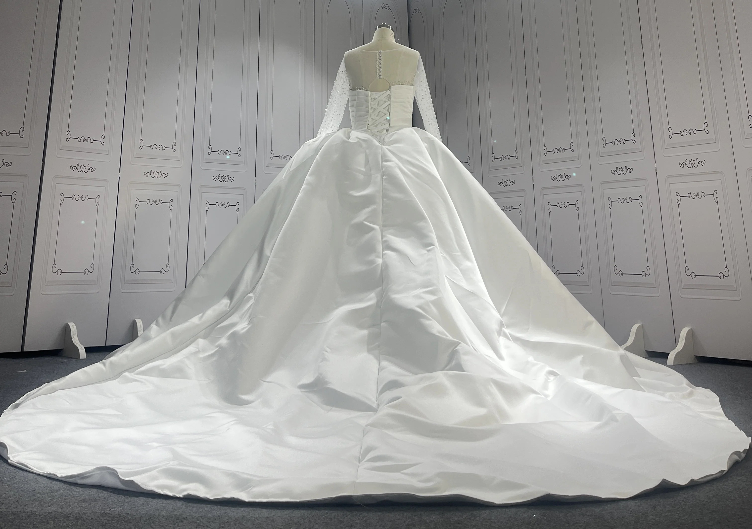 Luxury Satin Long Sleeves Bridal Wedding Gowns Beaded Ball Gown Women Wedding Dresses