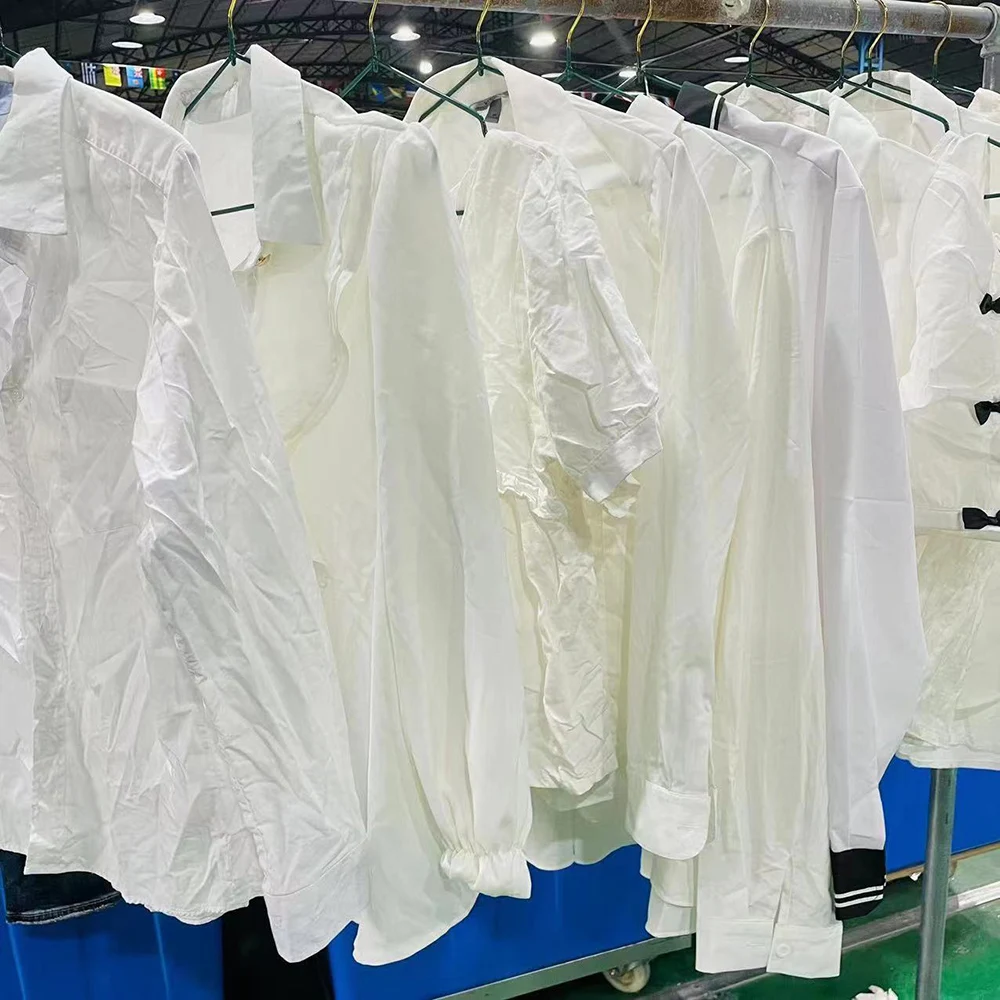 Оптовая продажа чистых подержанных белых рубашек женские белые рубашки очень популярны Подержанные одежды 58 кг во Вьетнаме