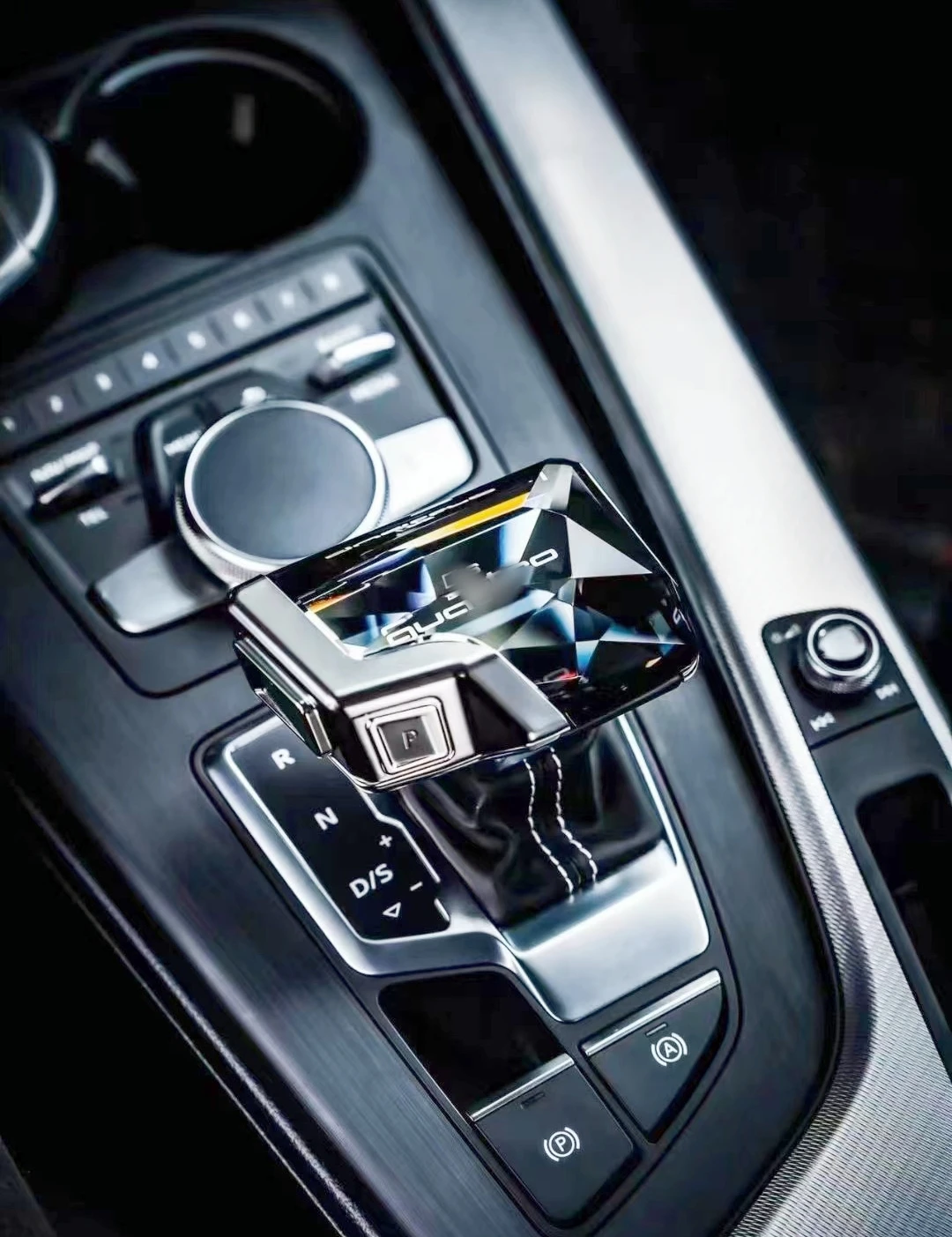 Luxury Crystal Gear Shift LED Light up Crystal Gear Shift Knob Head Sale for BMW 3 4 M series sale for Audi a3 a4 rs3 q5 q8 tt