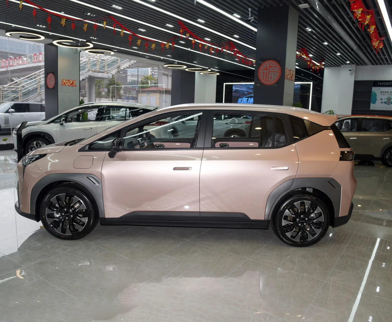 2022 самый популярный розовый Aion Y70 электрический автомобиль/внедорожник с диапазоном охвата 500 км камера 360 градусов Розовый интерьер и Люк