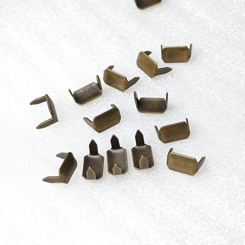 Square Fastening Nail Staples Custom Color Brass with 2 Prong Claw Rivet for Leather 10000 Pieces 5 Bags Custom Cm Prism Support