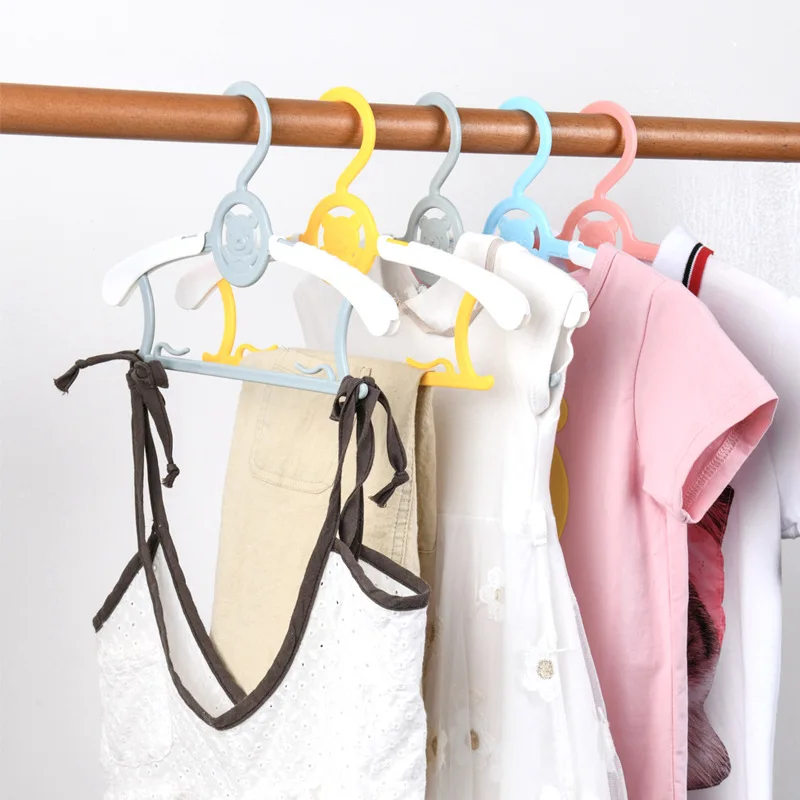 Wholesale Retail Retractable Clotheslines Baby Hanger Children Clothes Drying Cartoon Design Hangers Or Kids Dress Display