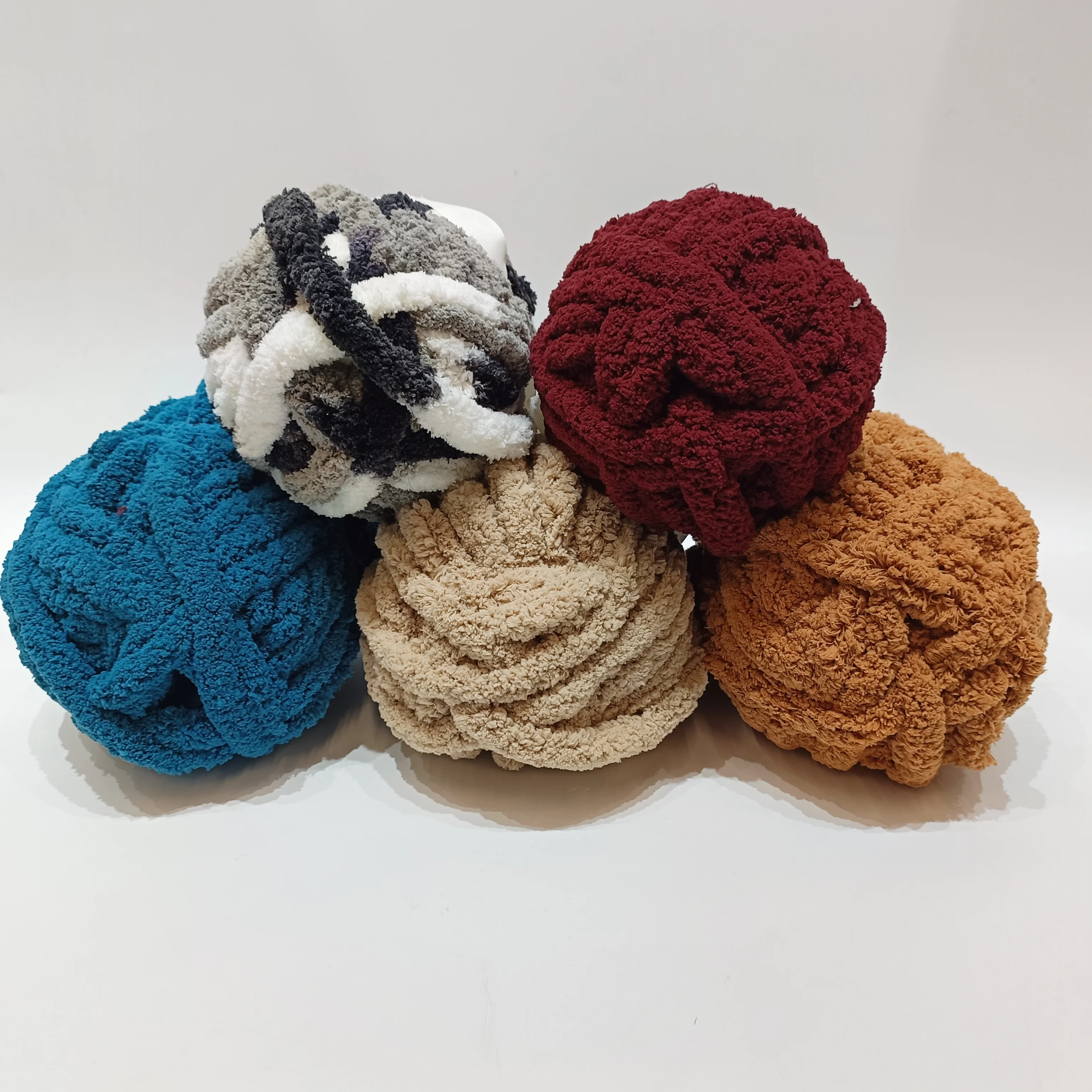 Wholesale Bulky Thick Fluffy Yarn Soft Velvet Plush Chenille Yarn for Hand Knitting Blanket Crafts