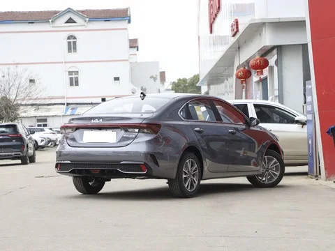 2025 низкая цена Kia K3 1 5 л IVT новый бензиновый автомобиль 0 км большой космос LHD седан в наличии новые автомобили