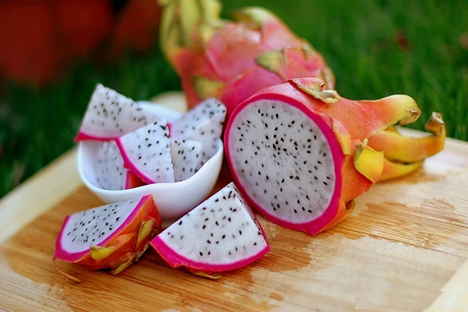 
100% Fresh dragon fruits supplier package carton 10kg white flesh big size 14-16 pieces per box origin from Vietnam 