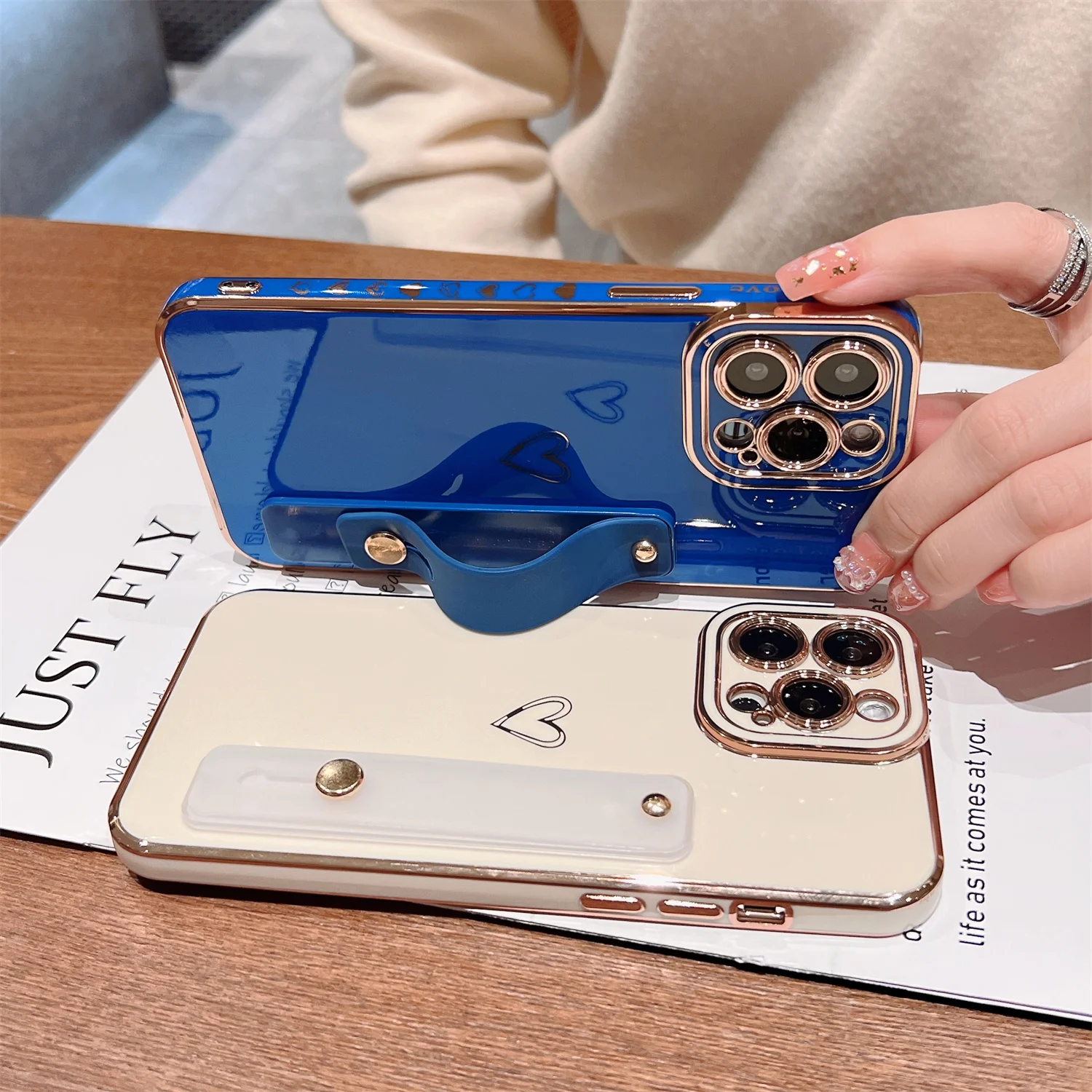 Модный женский чехол для телефона с сердечками девушек iphone 12 13 14 pro max Plus гальванический мягкий из ТПУ ремешком на запястье