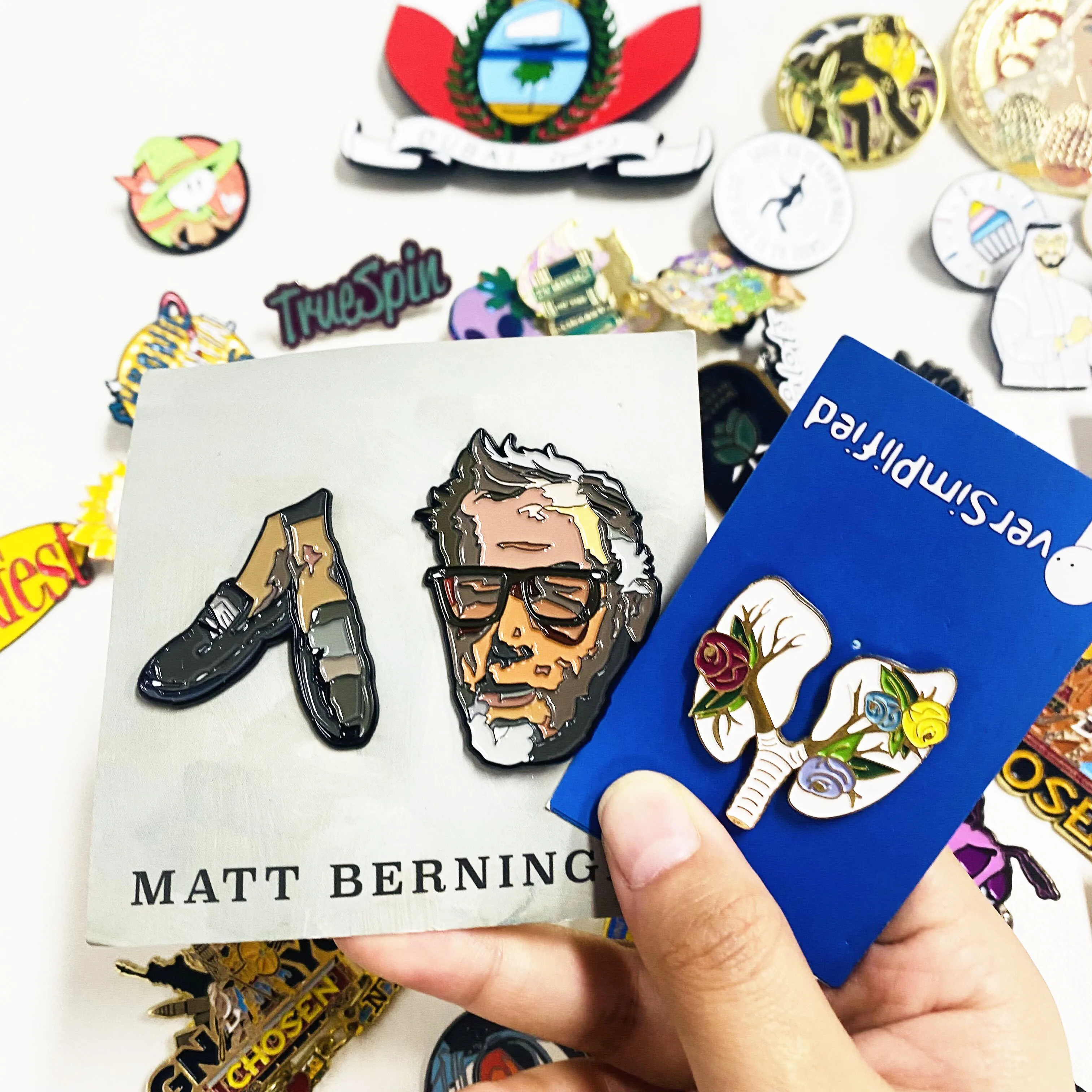 2023 popular factory hot sell custom kpop Soft Hard enamel pins die struck lapel pins for gifts,mobile phone shell,