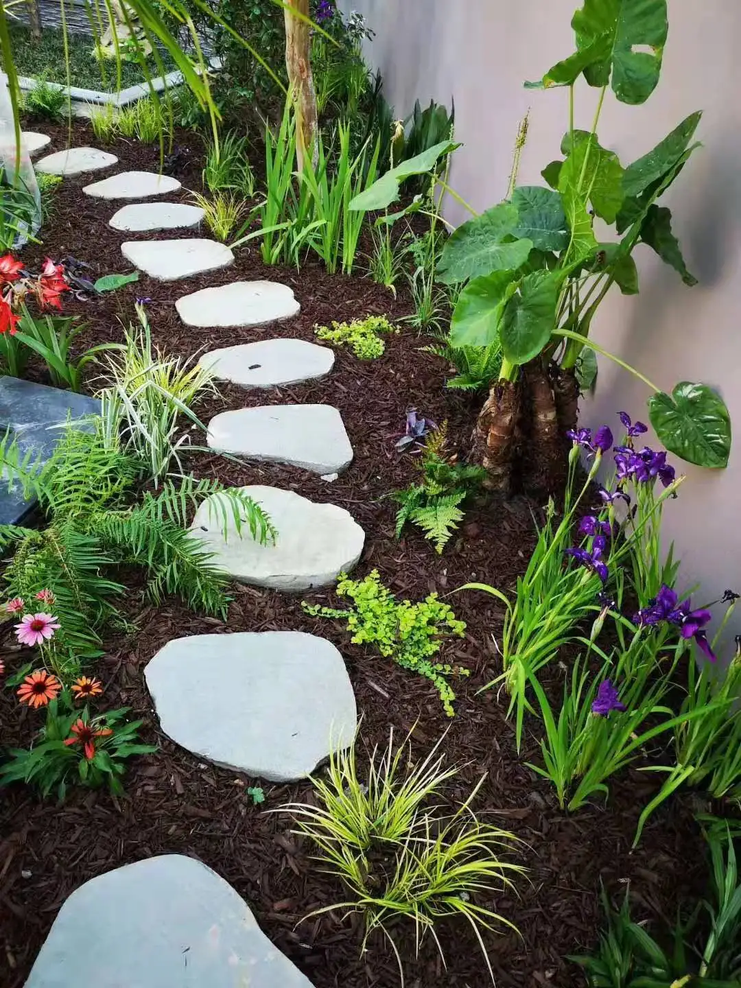 wood chips fiber mulch garden  Cover around plants garden decoration Beautify lawn