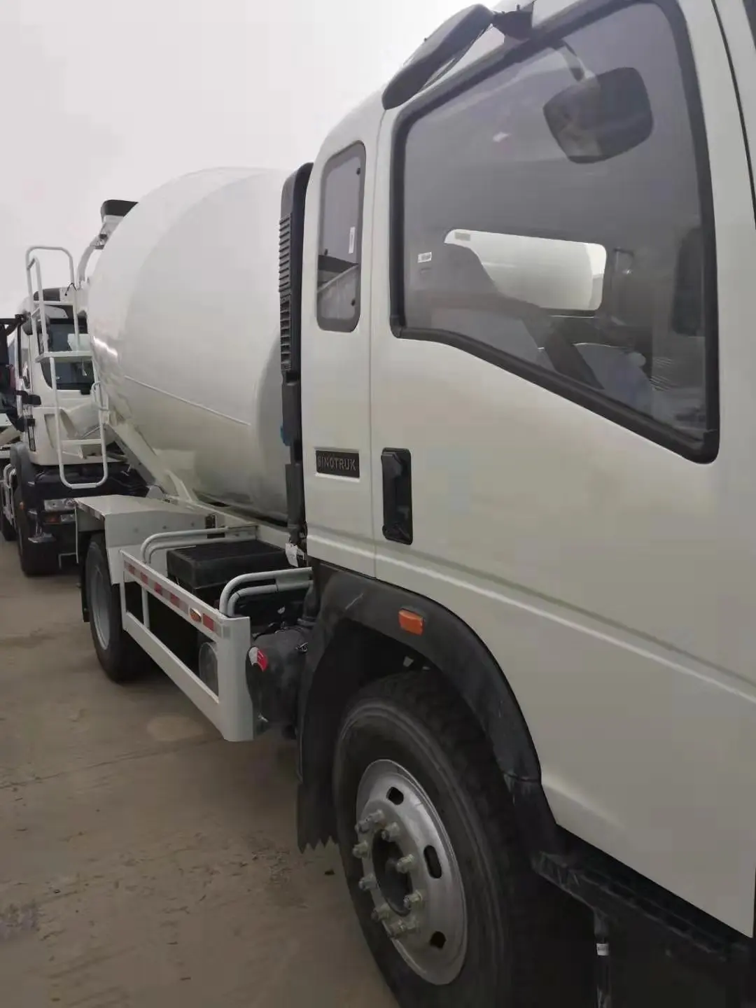 Sinotruk Howo 4x2 4cbm 6cbm Mini Concrete Mixer