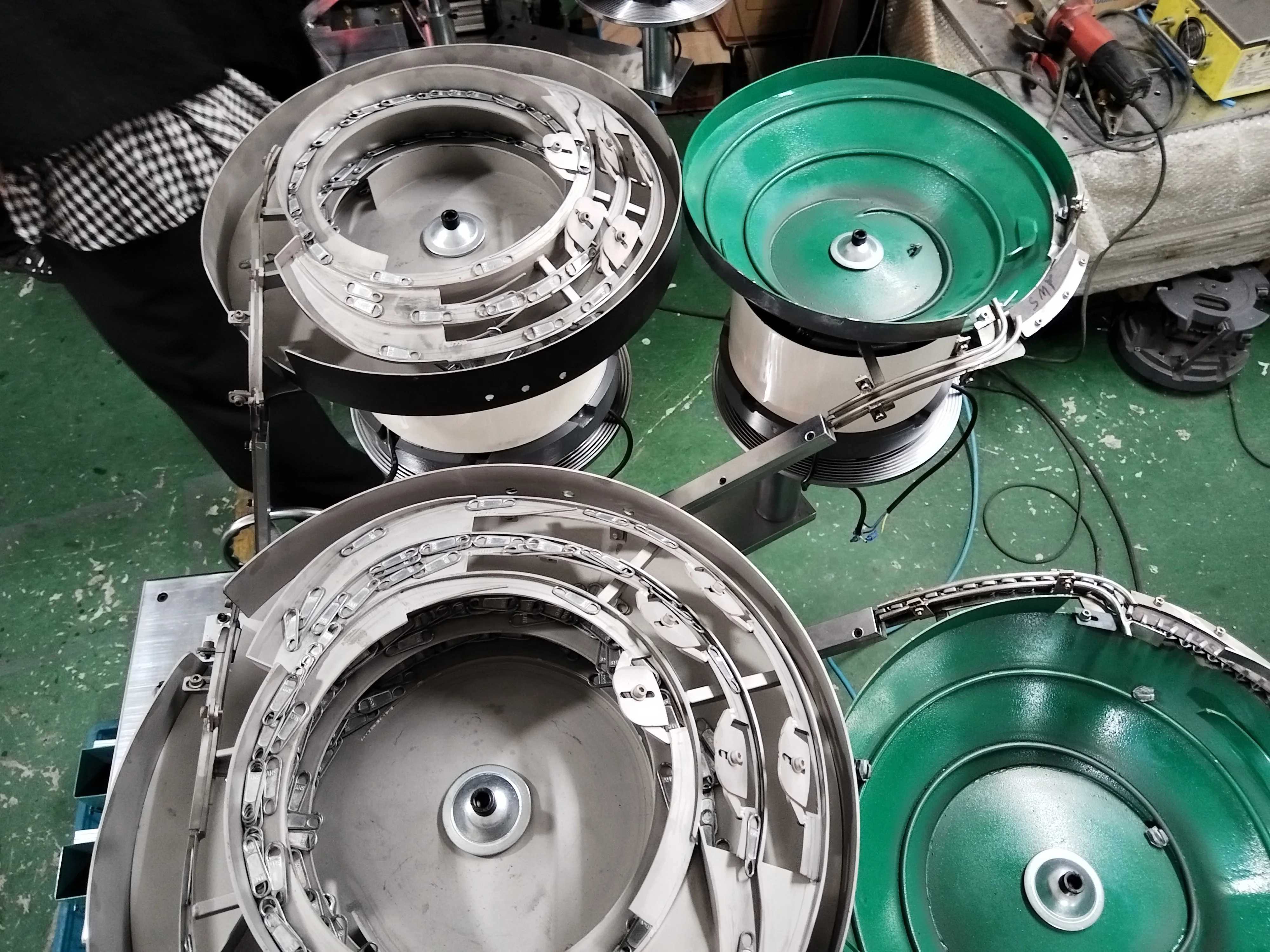 KYY Non Lock Slider Assembly Machine Automatic Luggage Bag Zipper Slider Making Machine with Customized Multiple Vibrators