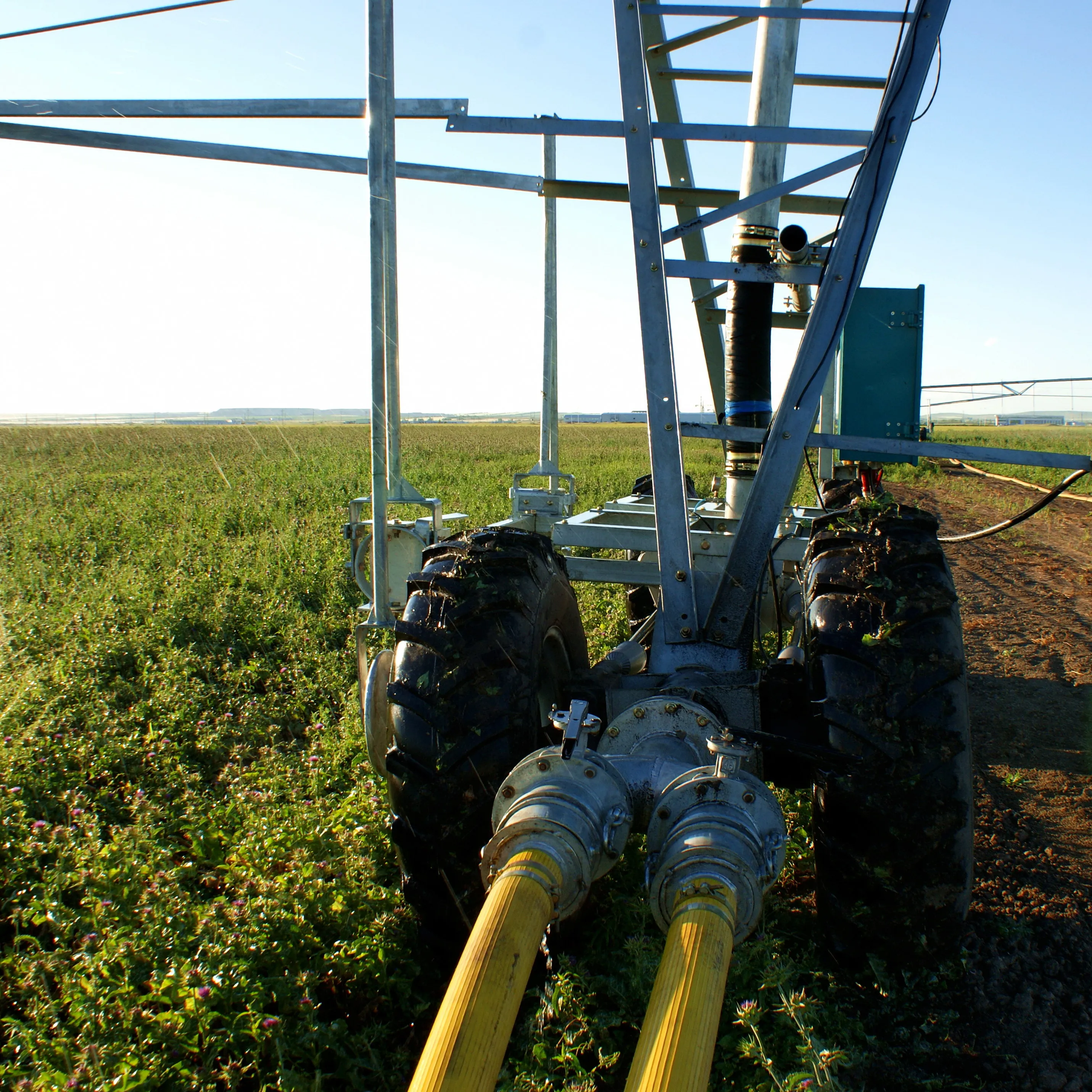 Lateral Move Four Wheel Linear and Rotating Irrigation System of Agriculture Machinery Equipment From China