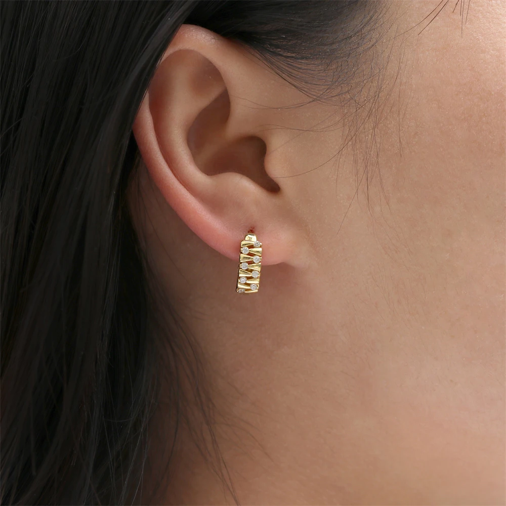 Unique Zirconia Round Hoop Earrings Sweet Loop With Half Paved Tiny CZ Earrings For Women Fashion Jewelry