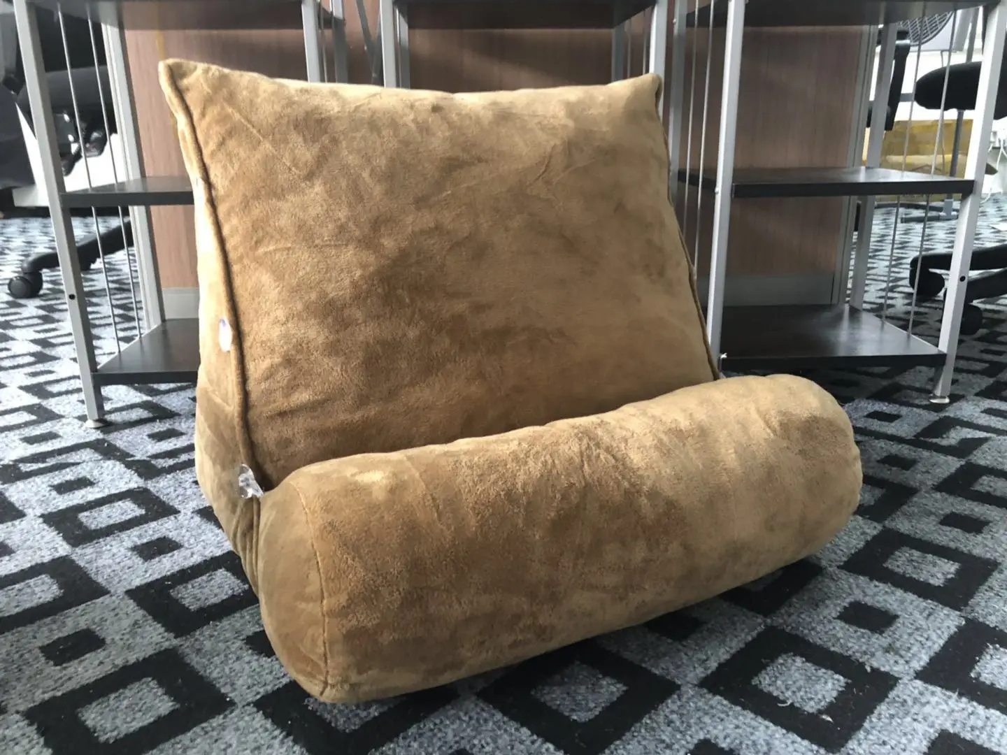 
Factory Wholesale Shredded Foam Bed Wedge Triangular Pillow with Velvet Fabric Cover 