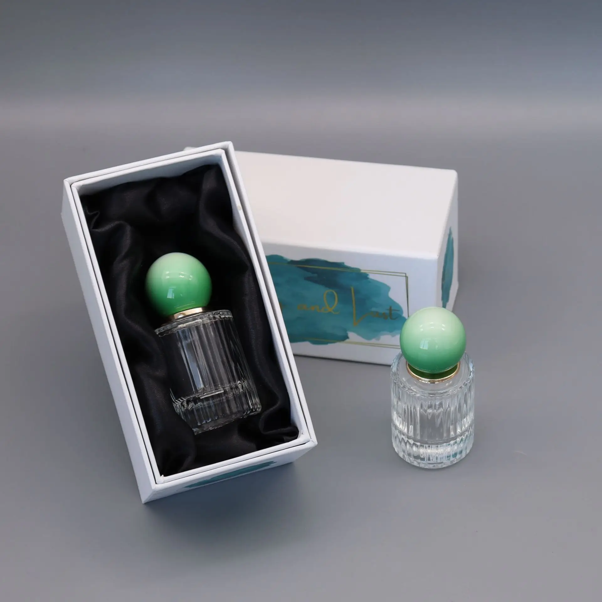 Private Label Custom Logo Perfume Empty Packaging High Quality 30ml Vertical Stripe Round Glass Perfume Bottle with Box