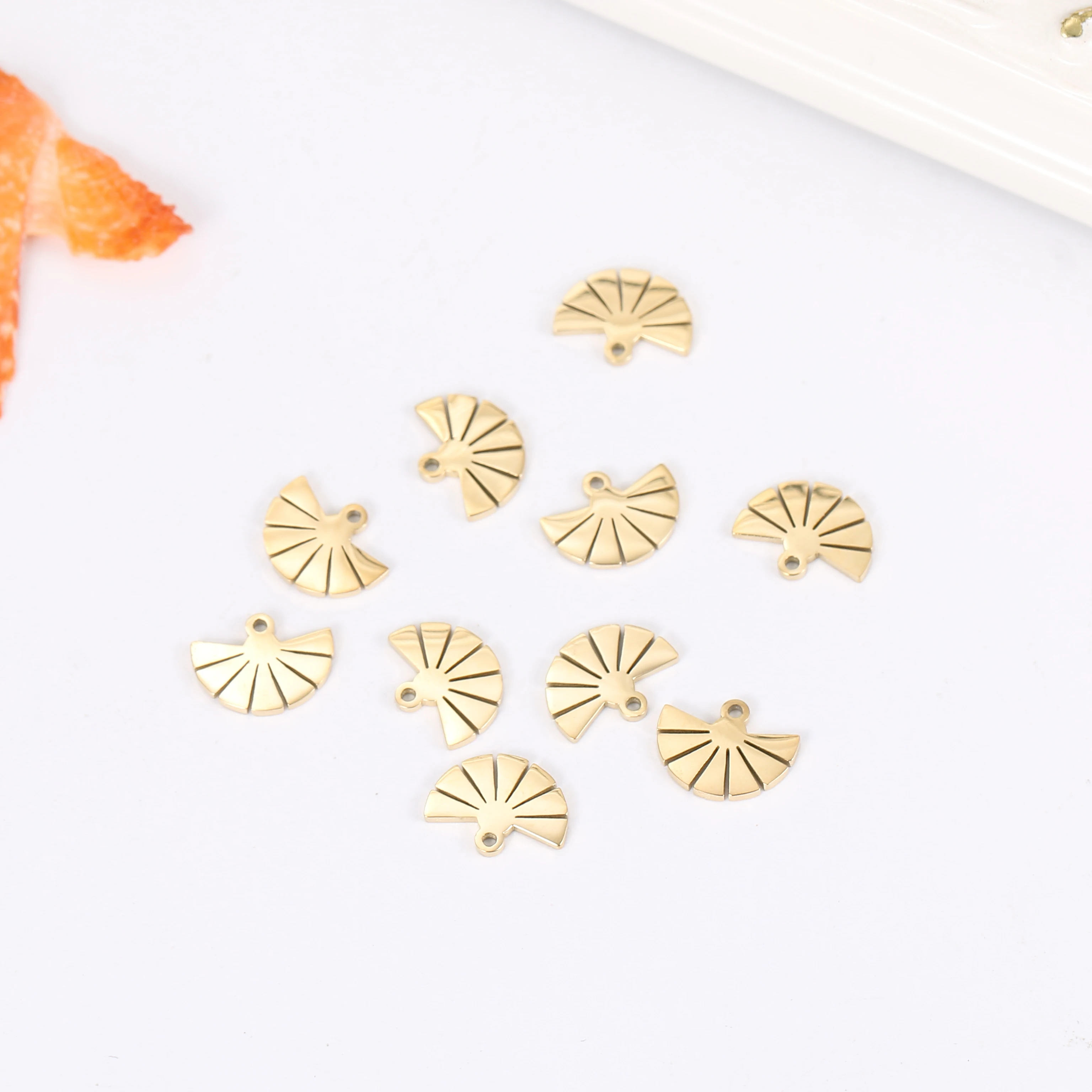 
Fashion Fan Shaped Desgner Jewelry Charms Gold Plated High Quality Stainless Steel Pendant 