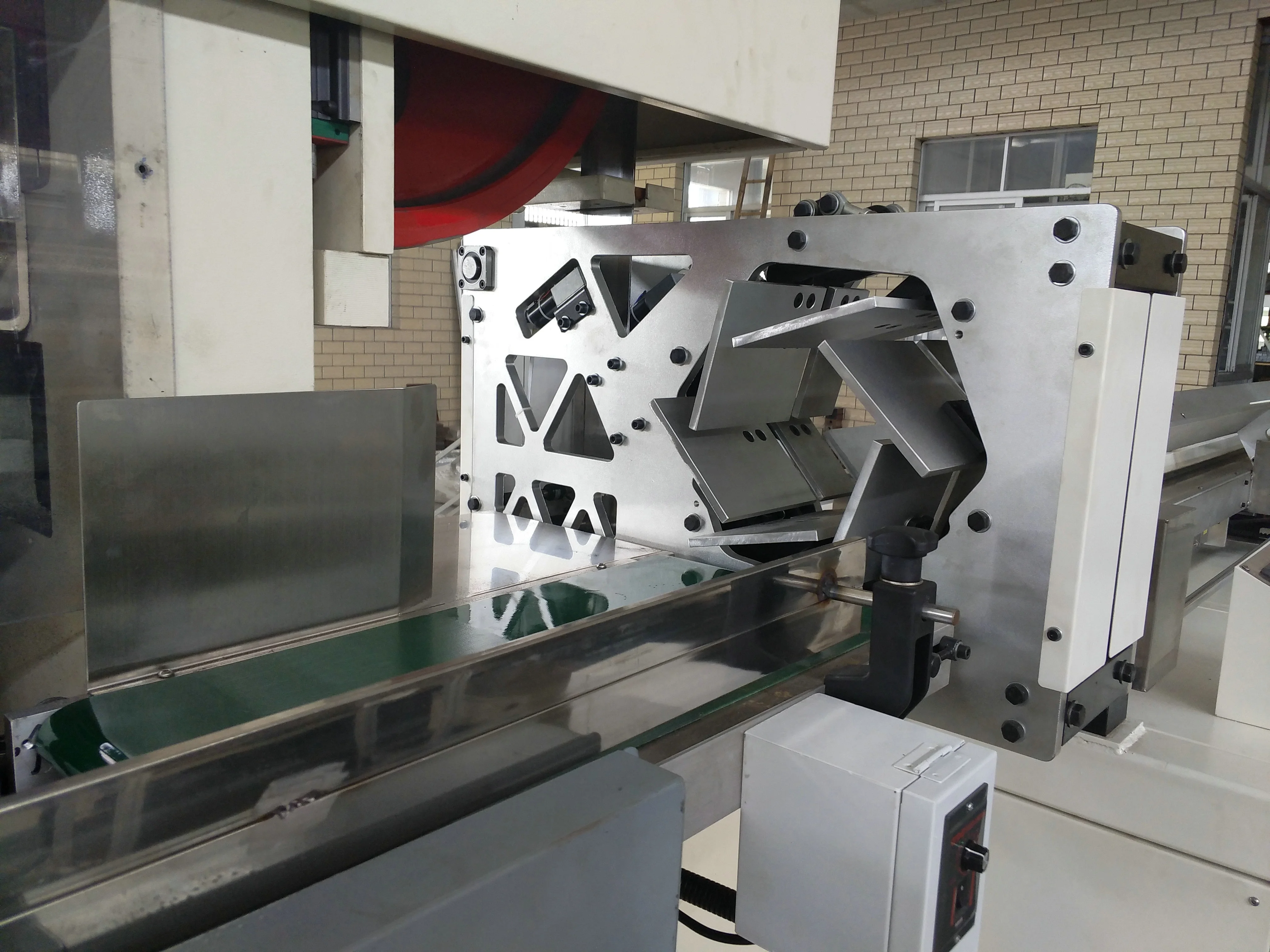 
Automatic maxi roll paper band saw cutting machine 