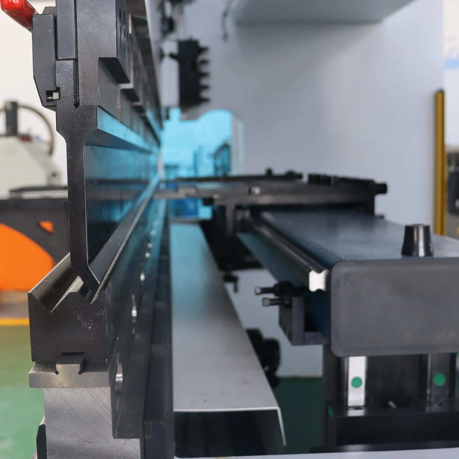 JUGAO 4 + 1 Оси Гидравлический автоматический пресс CNC тормоз для металлической стали мягкий углеродистый Ss CS стальной лист