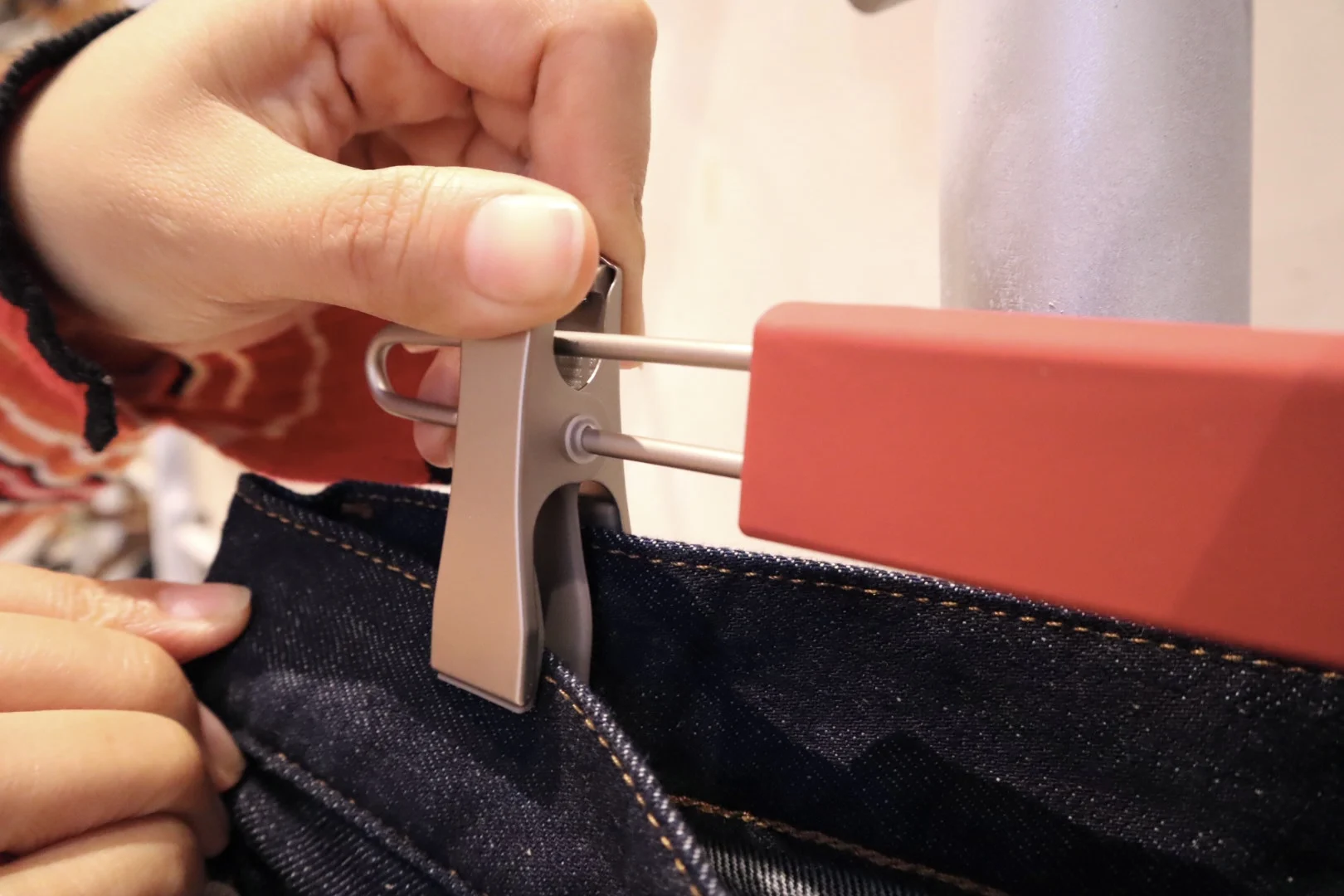 Small Lots 100 Pieces Available Non-slip Professional Kids Baby Storage Clothes Resin Sweater Coat Skirt Dress Hanger With Grip Clip